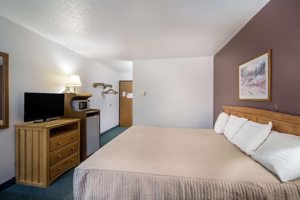 Queen Room - Accessible/Non-Smoking photo 1