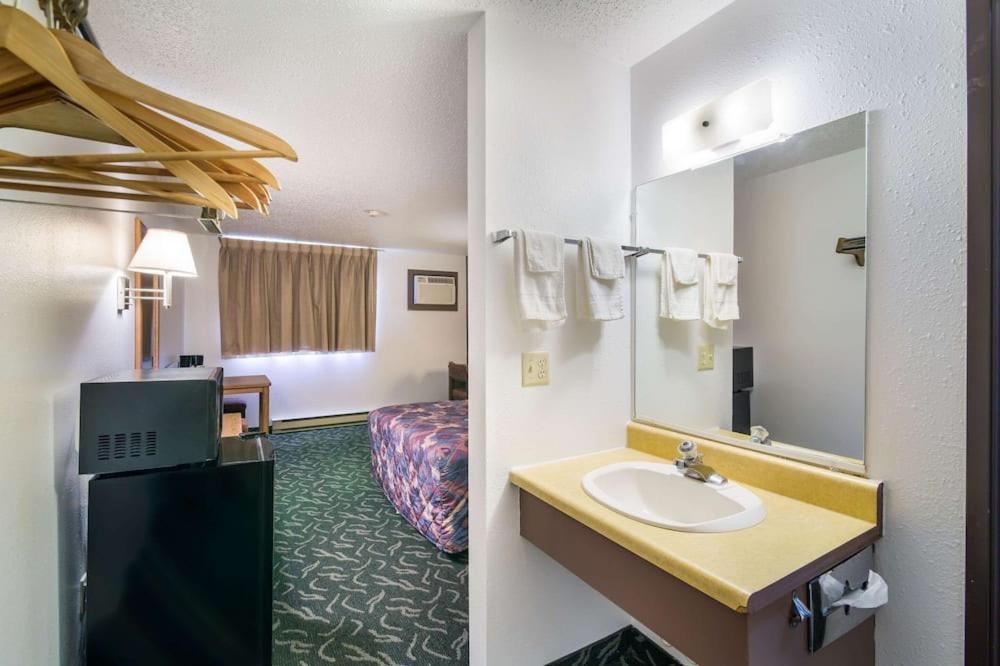 Double Room with Two Double Beds - Non-Smoking photo 2