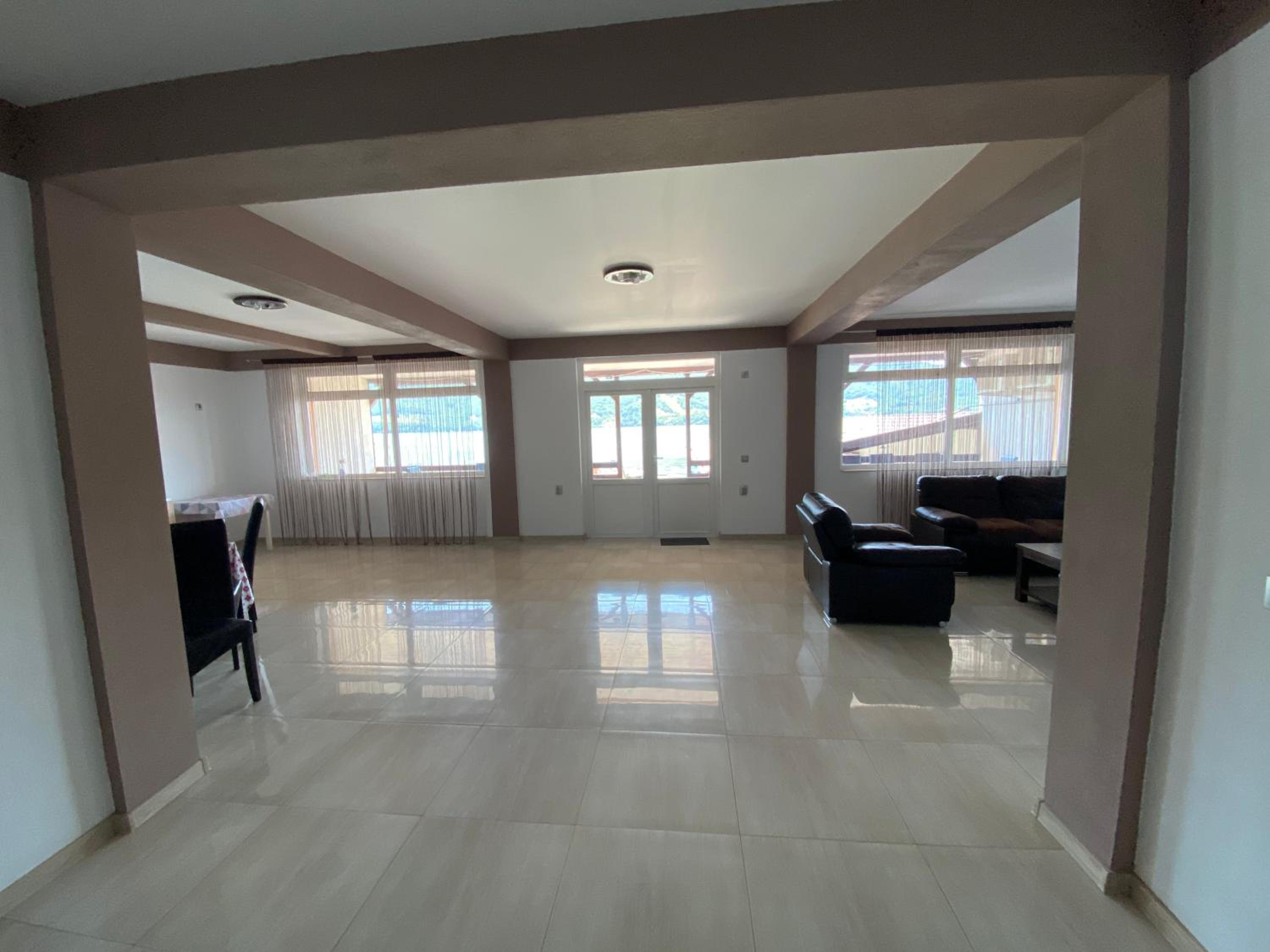 Six-Bedroom House - Photo 1