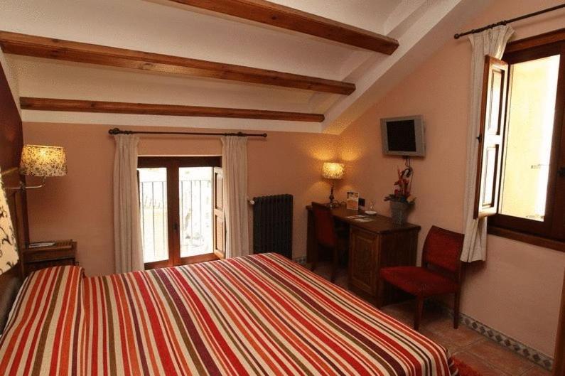 Double or Twin Room - Photo 9