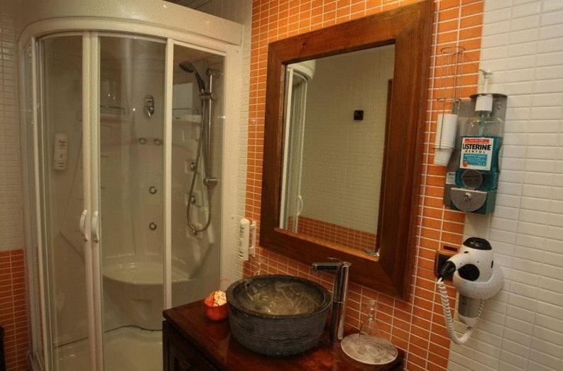 Double or Twin Room - Photo 8