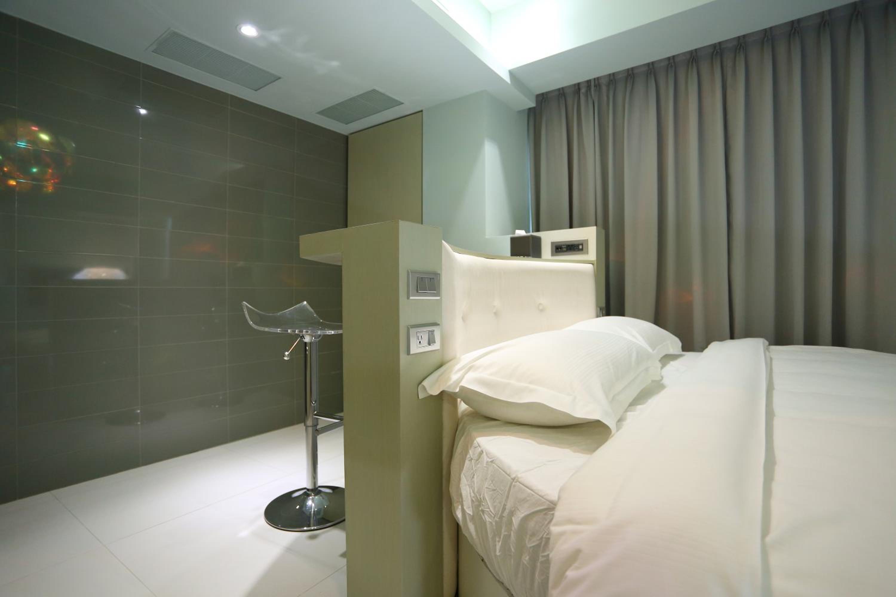 Superior Double Room with Round Bed and Bath photo 2