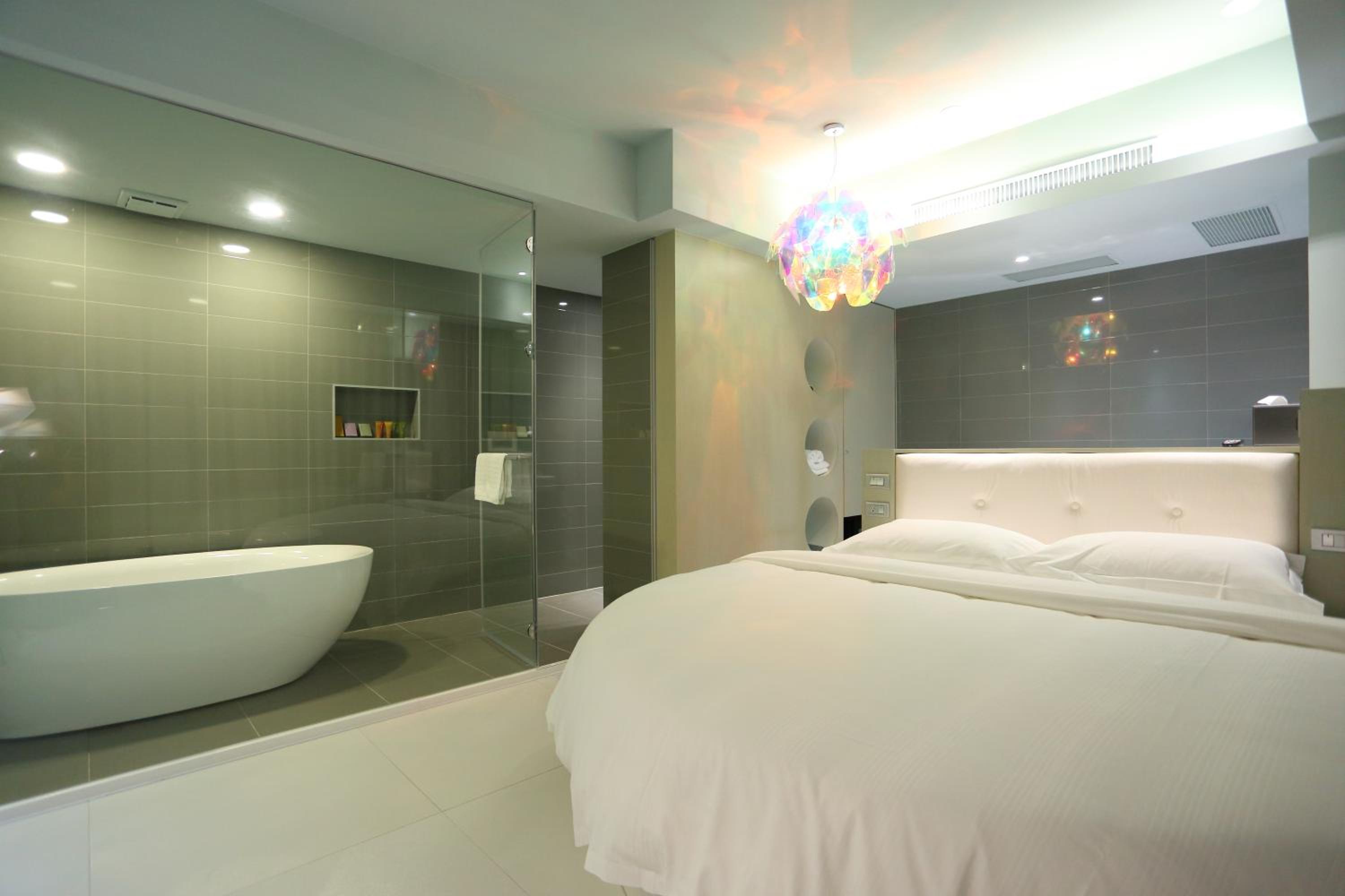 Superior Double Room with Round Bed and Bath photo 3