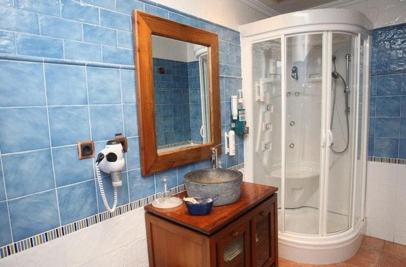 Double or Twin Room - Photo 6