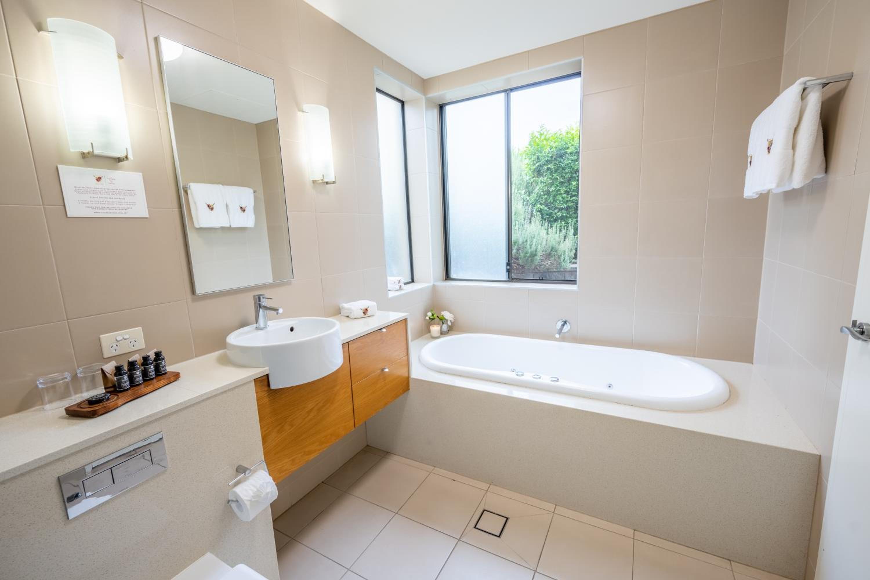 Villa 1 Bedroom with Golf View, Free Parking and WIFI - Photo 9