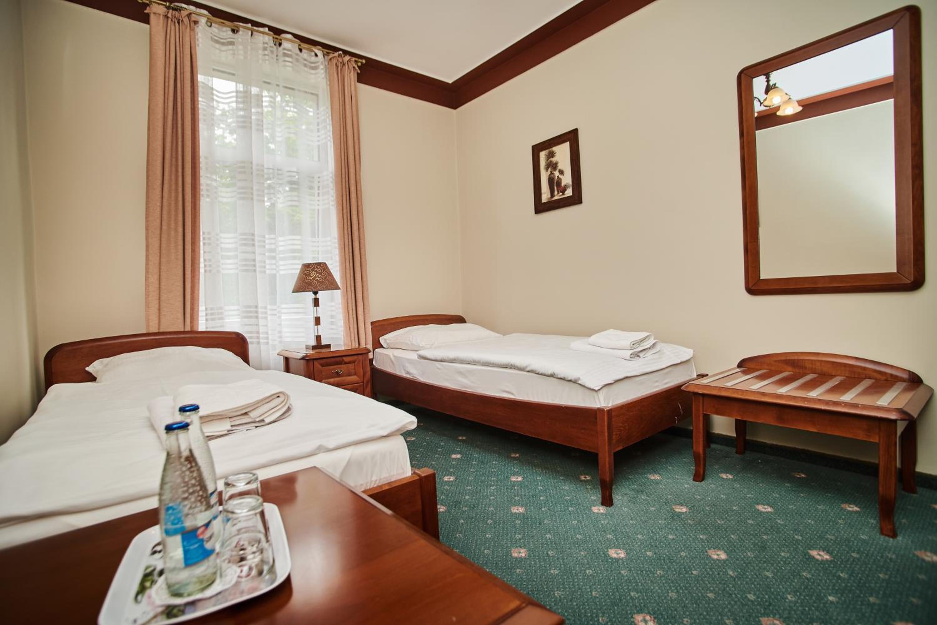 Standard Twin Room - Photo 4