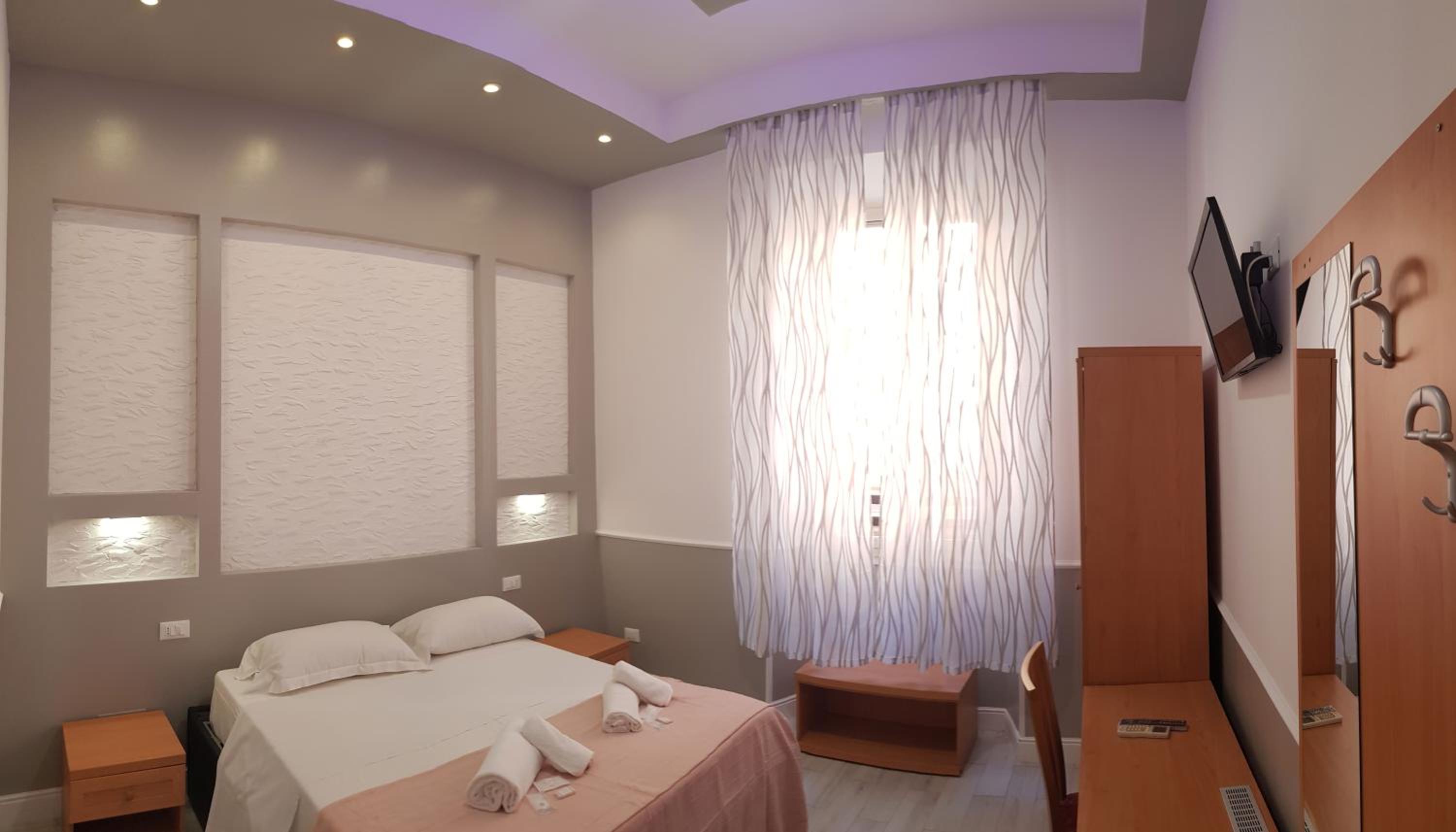 Deluxe Double Room thumbnail 5