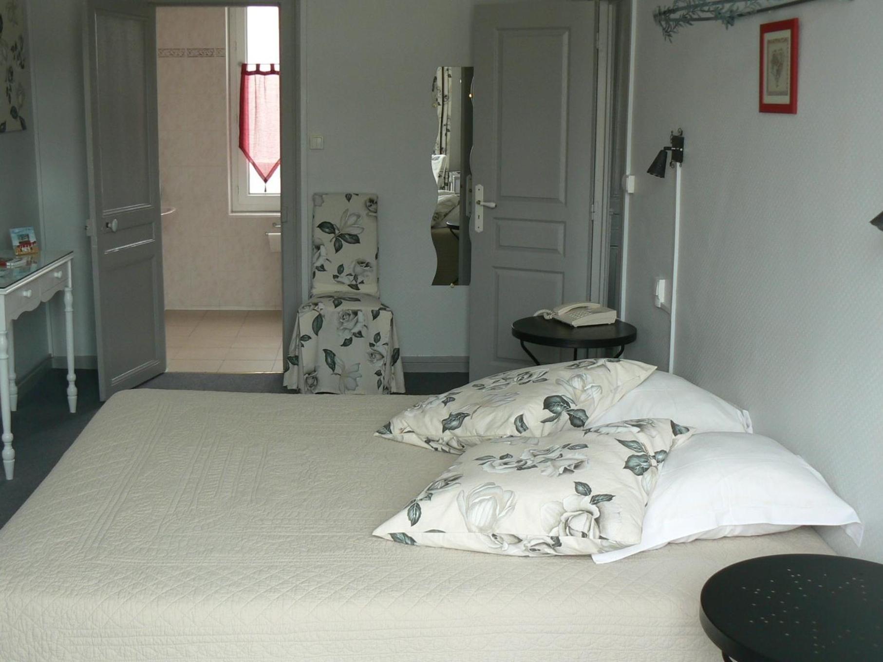 Deluxe Queen Suite - Photo 3