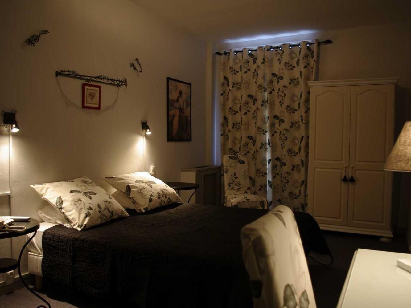 Deluxe Queen Suite - Photo 2