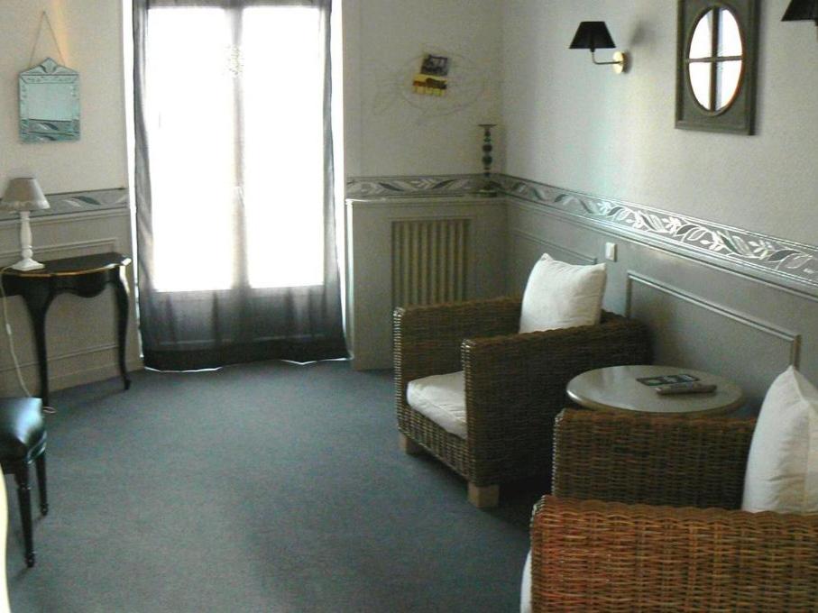 Deluxe Queen Suite - Photo 1