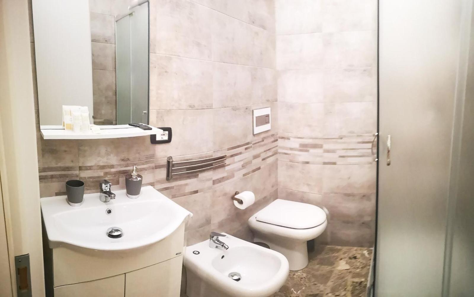 Double Room with Private Bathroom - Photo 15