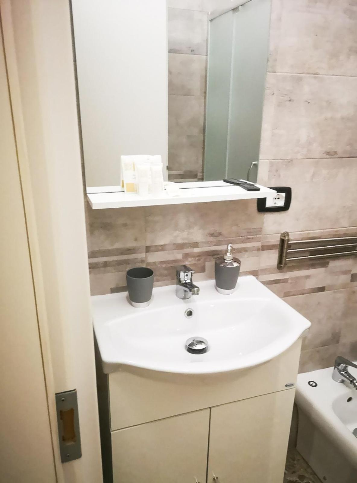 Double Room with Private Bathroom - Photo 27