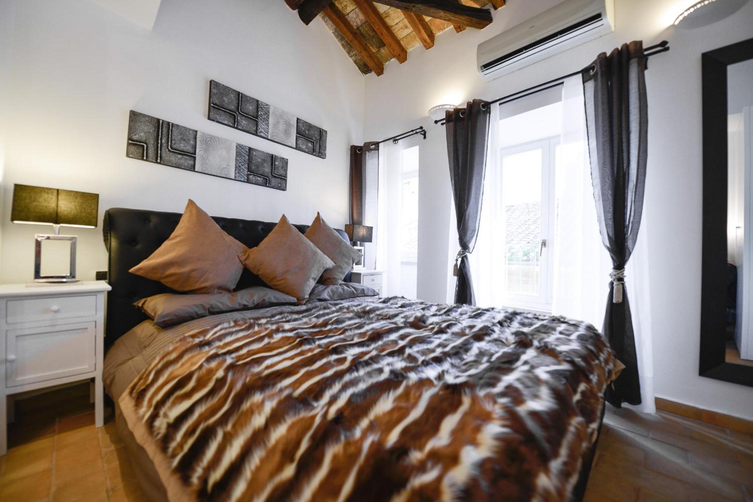 Three-Bedroom Apartment with Terrace - Address: Via dei Serpenti 26 photo 3