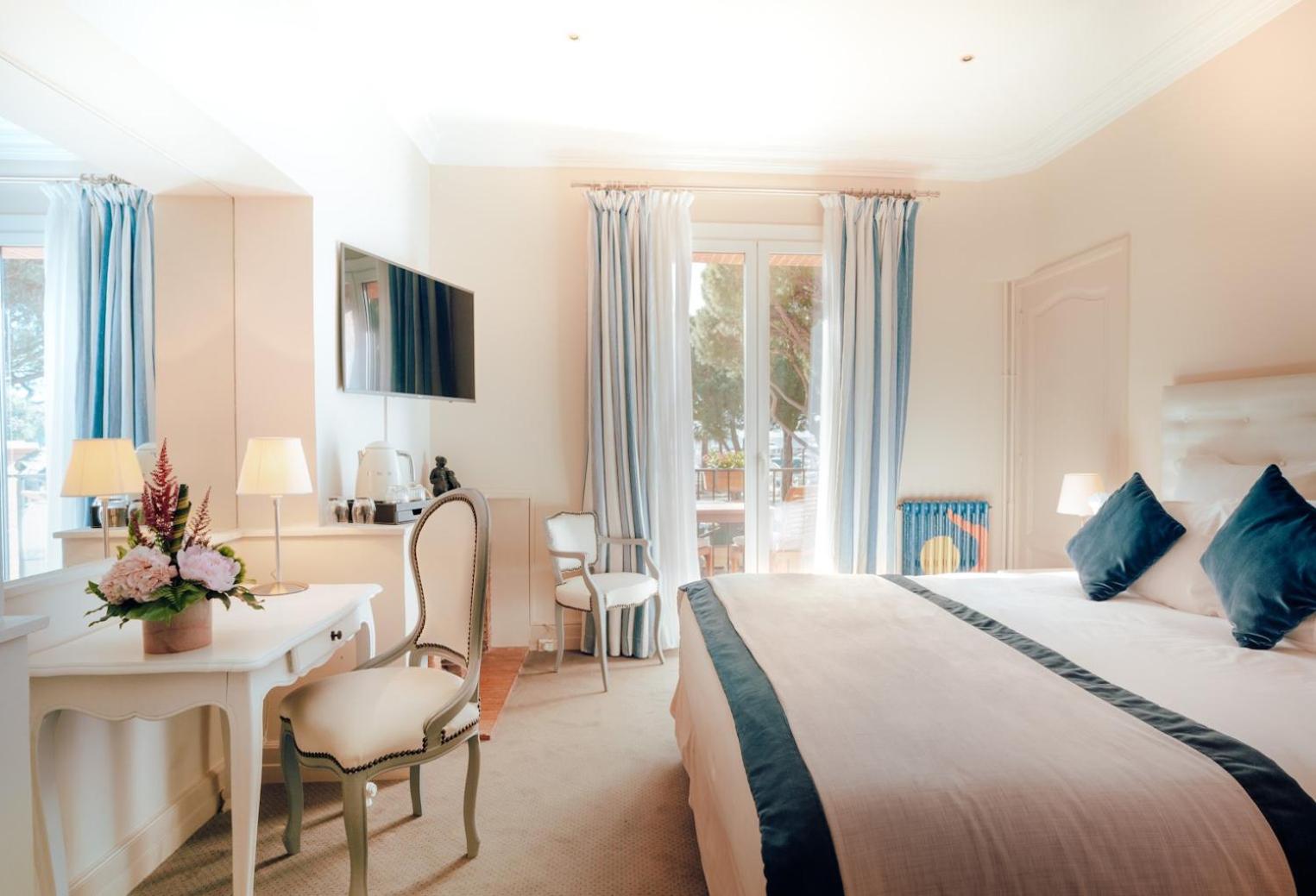 Superior Room with Balcony - Photo 3