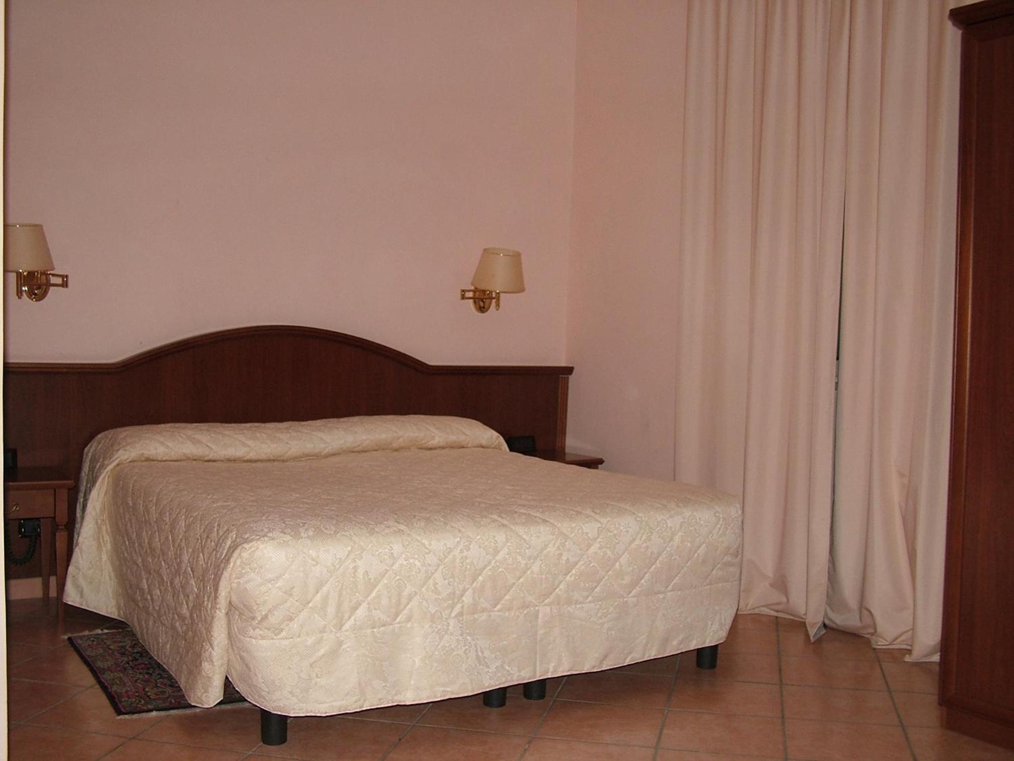 Double or Twin Room Single Use thumbnail 5
