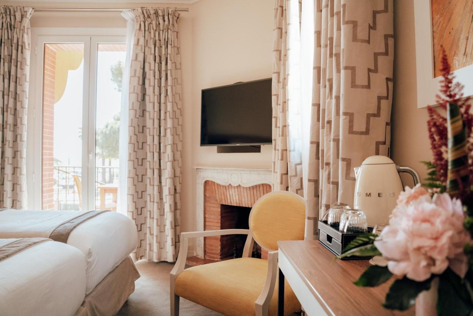 Superior Room with Balcony - Photo 2