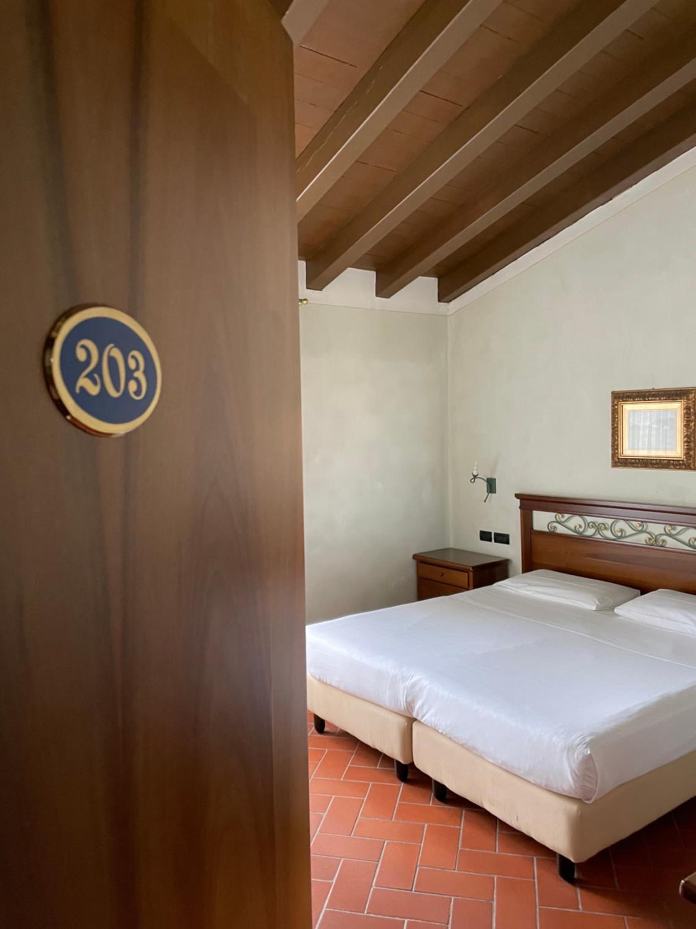 Large Double Room - Photo 5