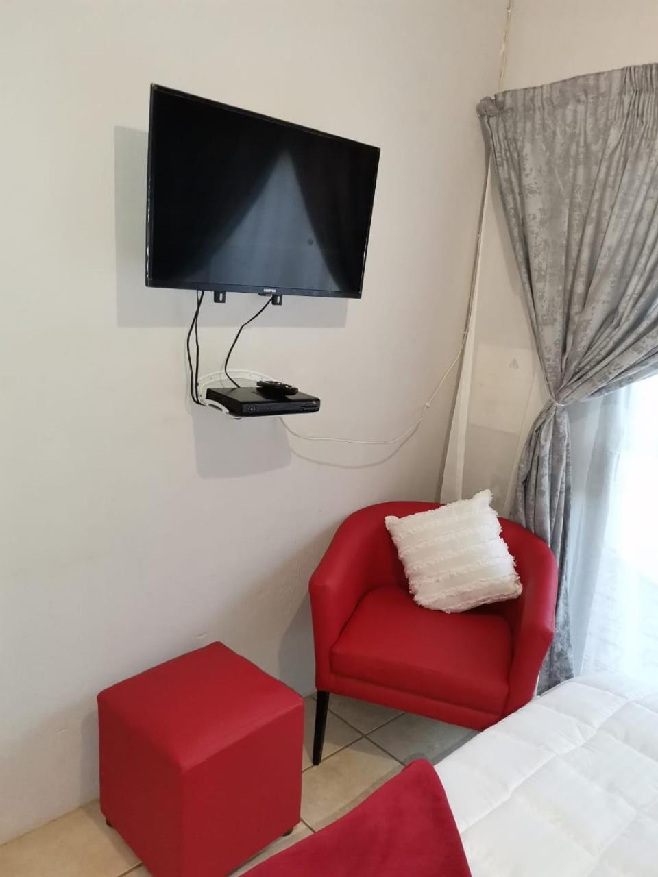 Double Room with Patio - Photo 10