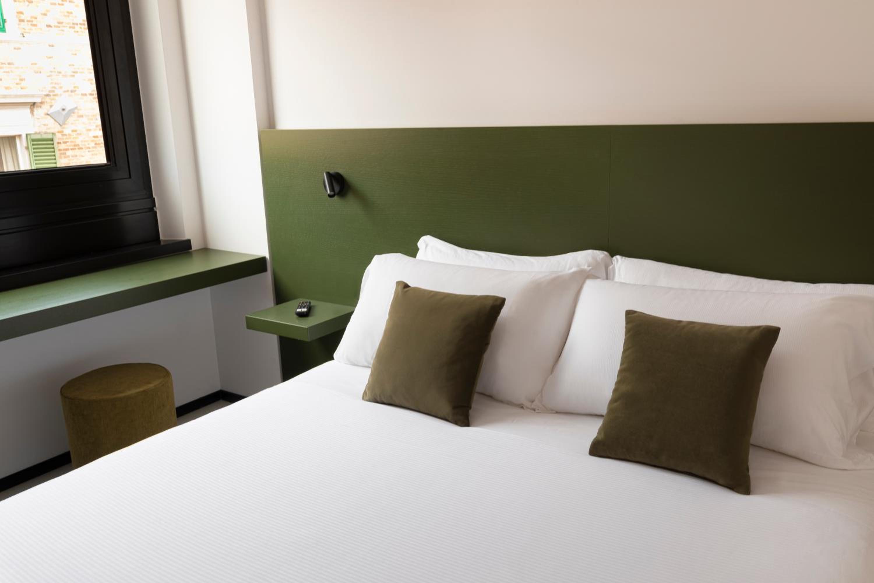 Standard Double Room - Photo 12