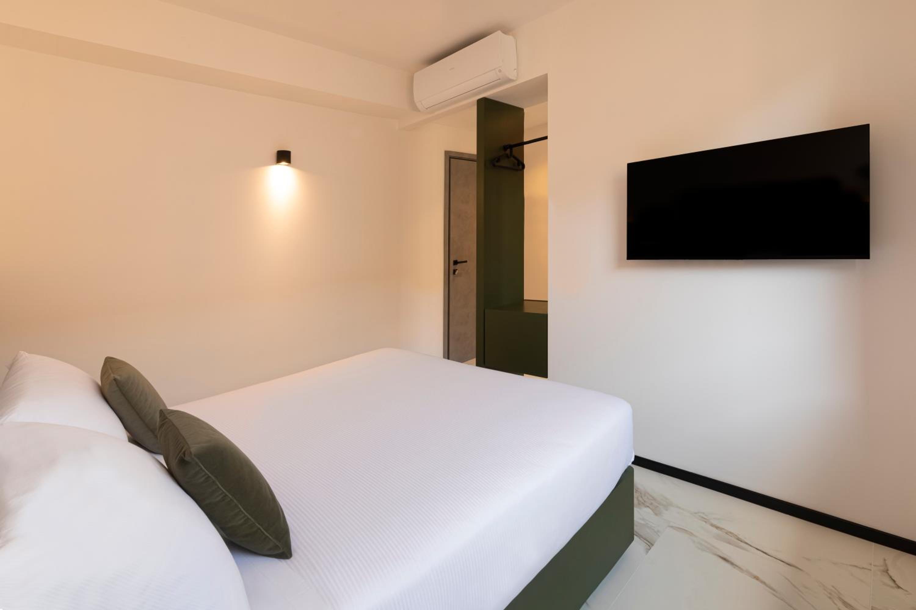 Standard Double Room - Photo 13