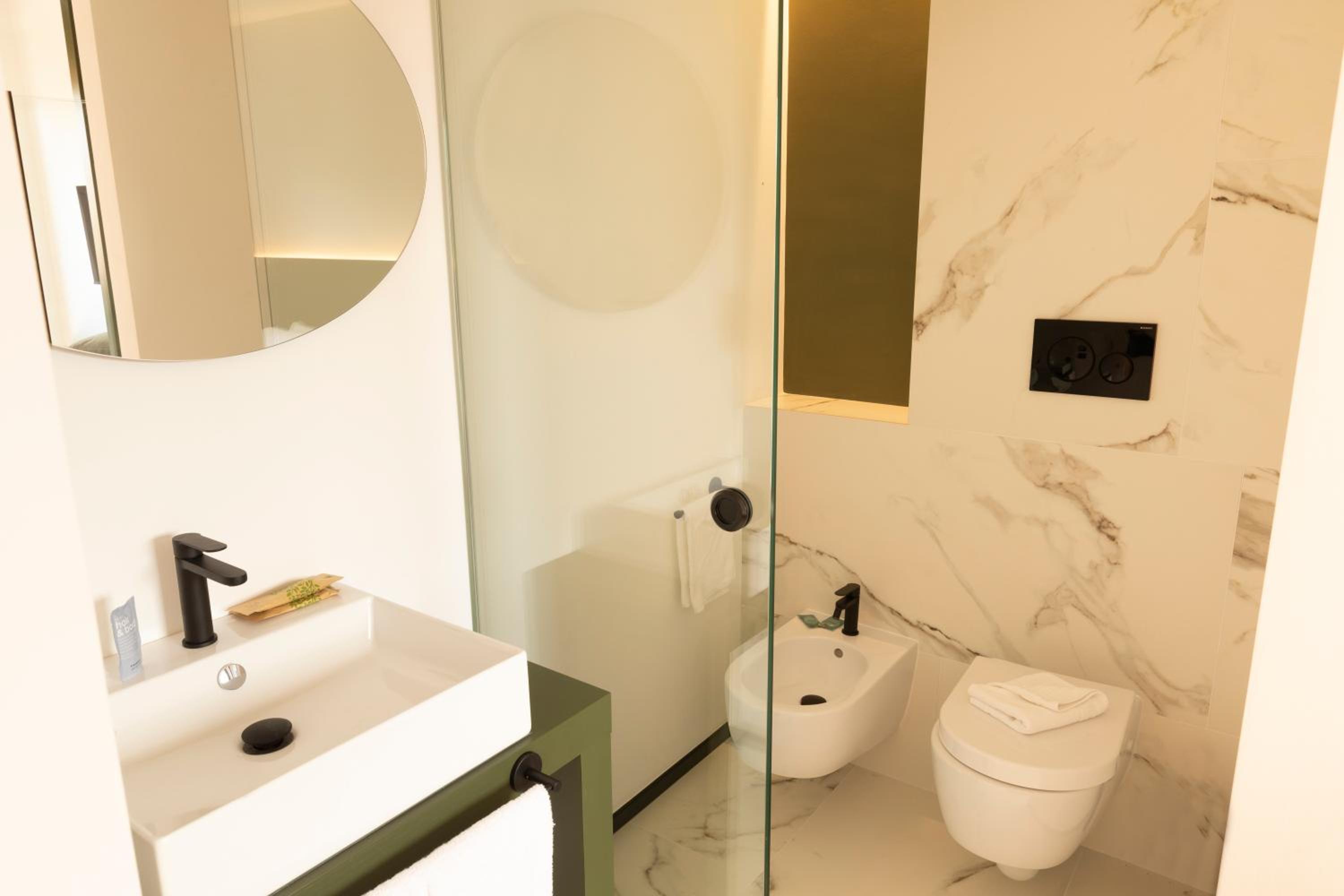 Standard Double Room - Photo 8