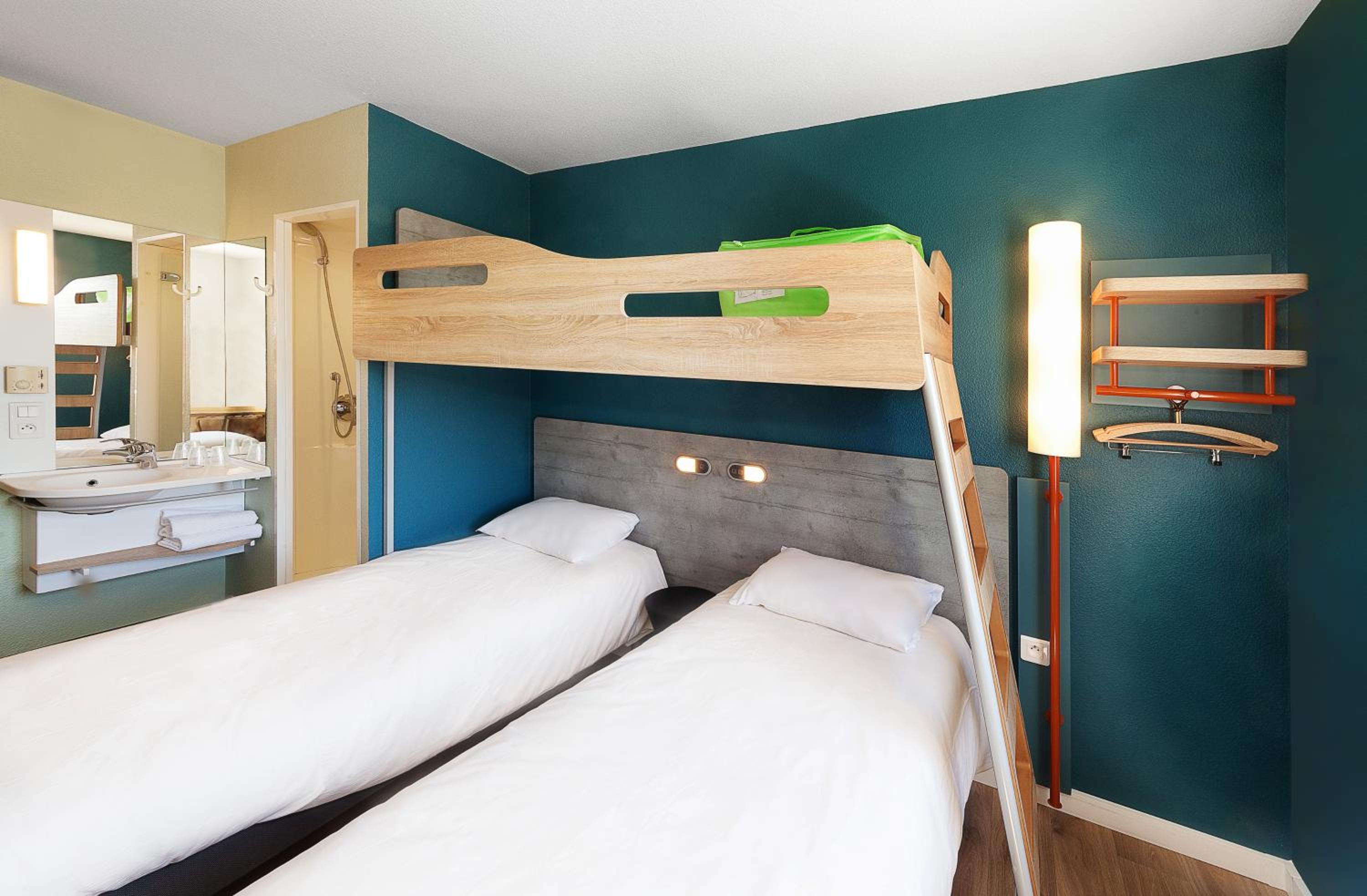 Triple Room with Two Single Beds and One Bunk Bed photo 3