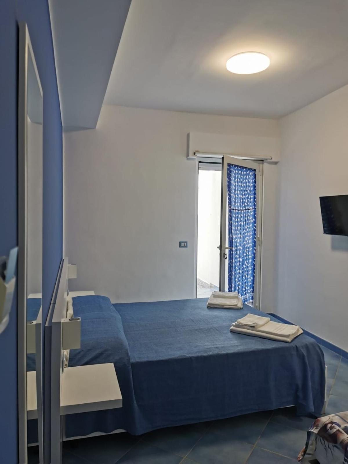 Deluxe King Room - Photo 4