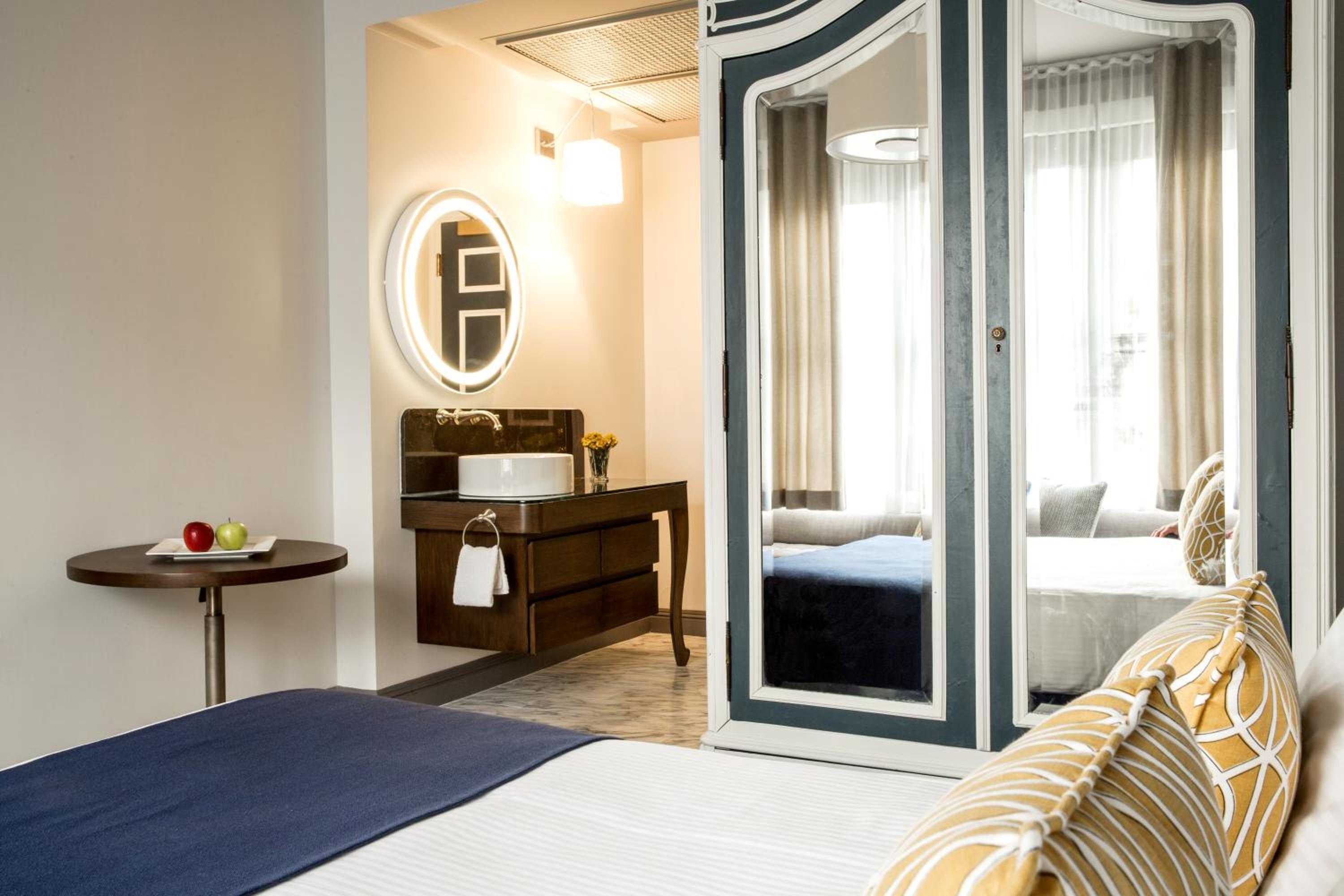 Deluxe Queen Room - Photo 6