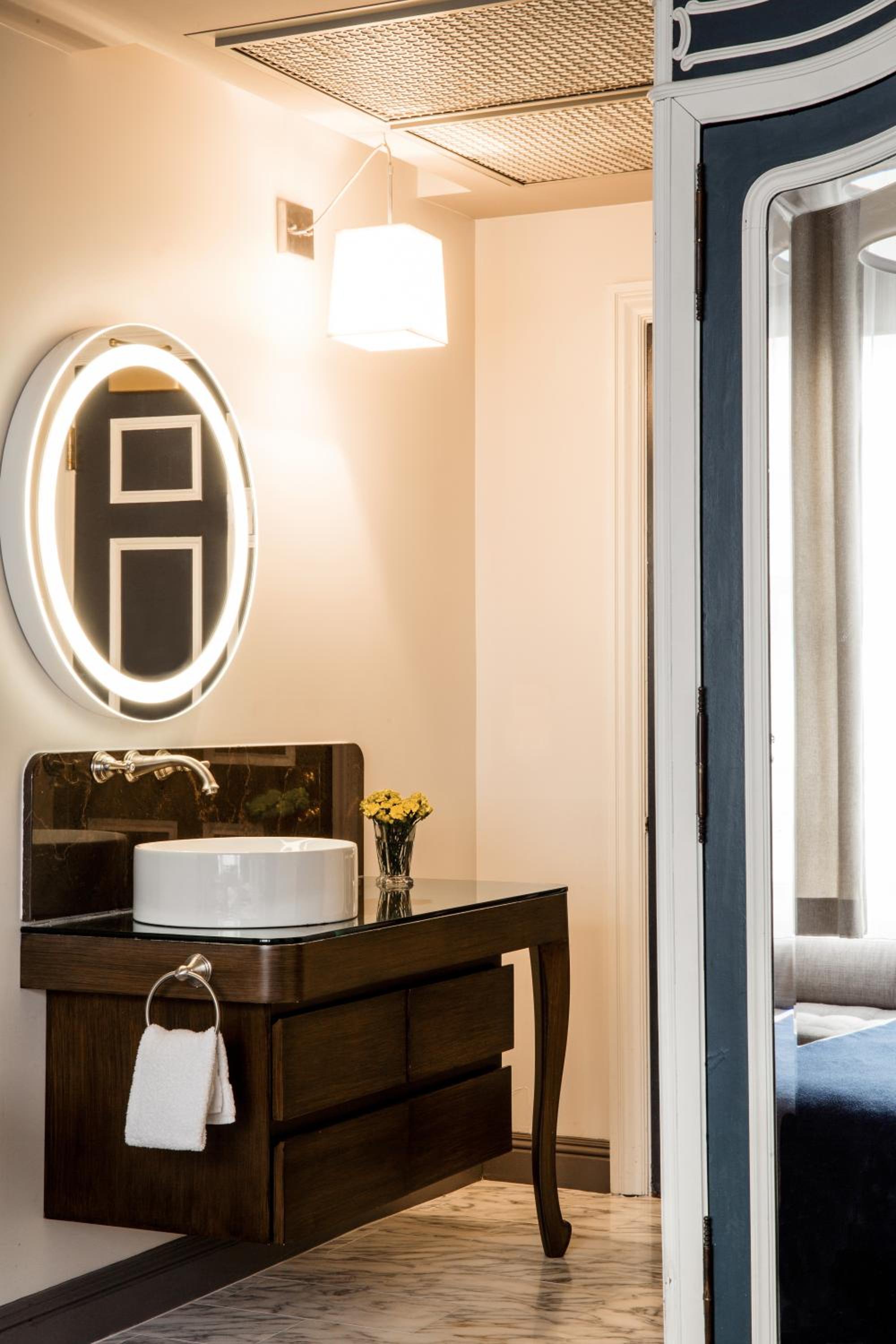 Deluxe Queen Room - Photo 7