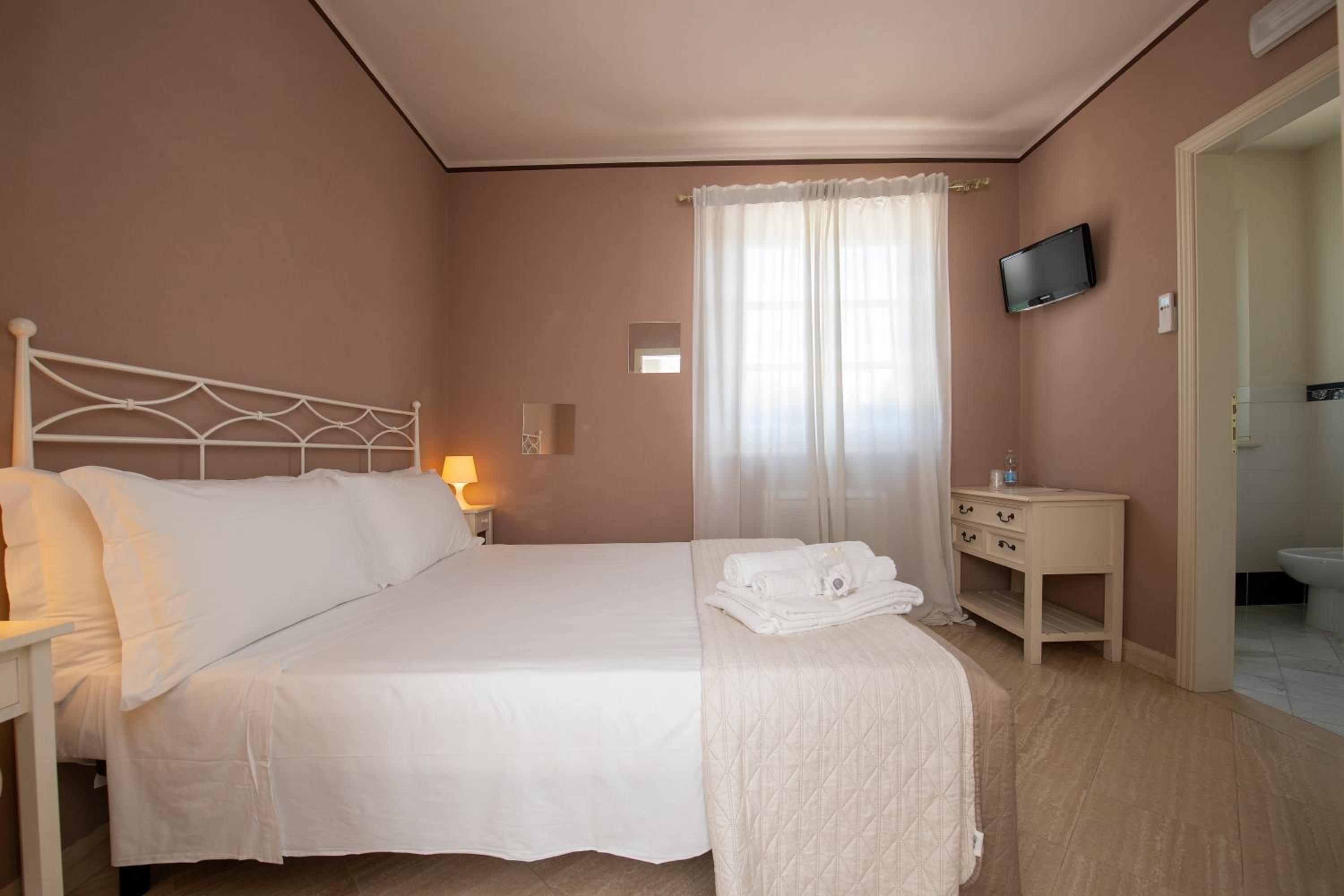 Standard Double Room - Photo 3