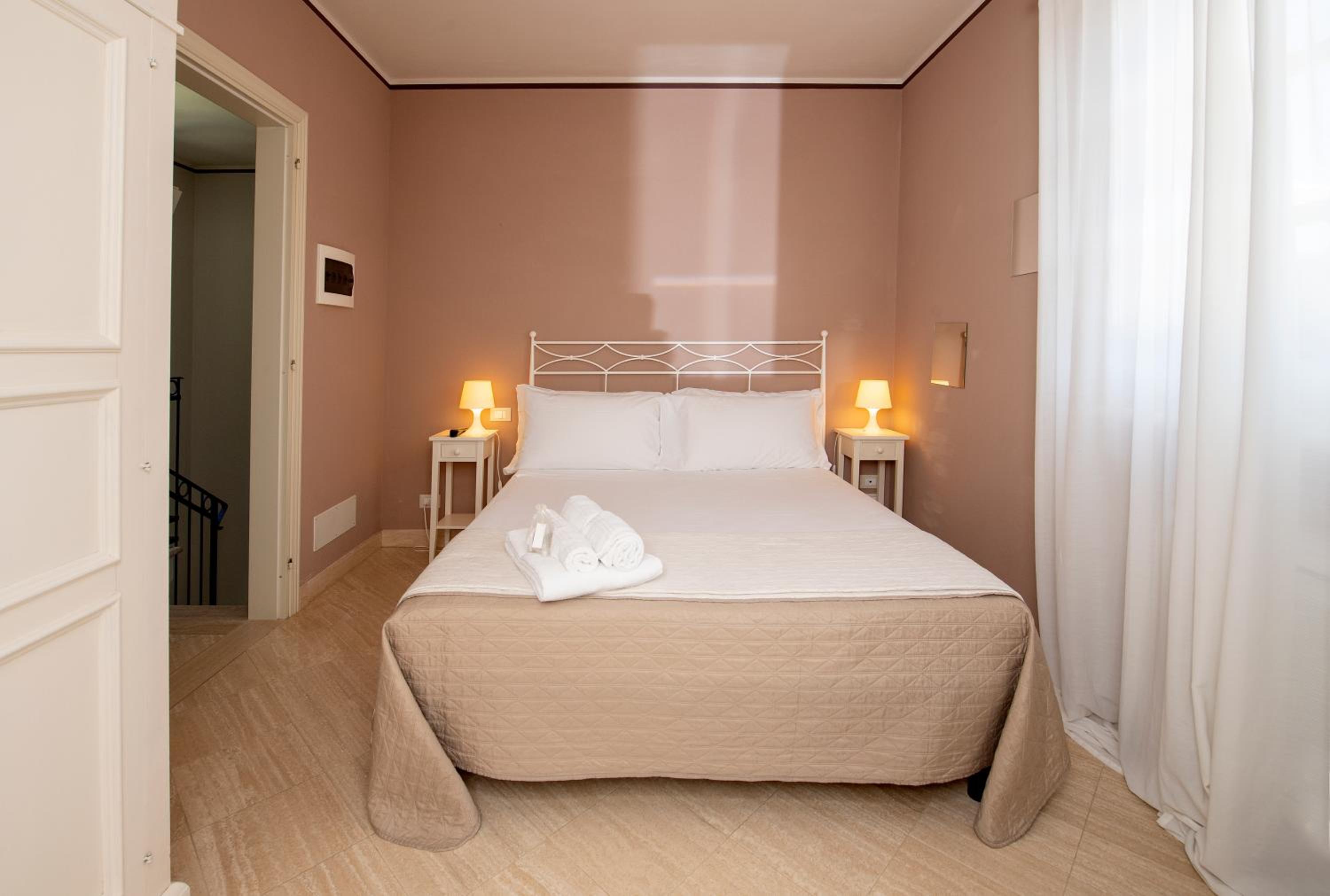 Standard Double Room - Photo 2