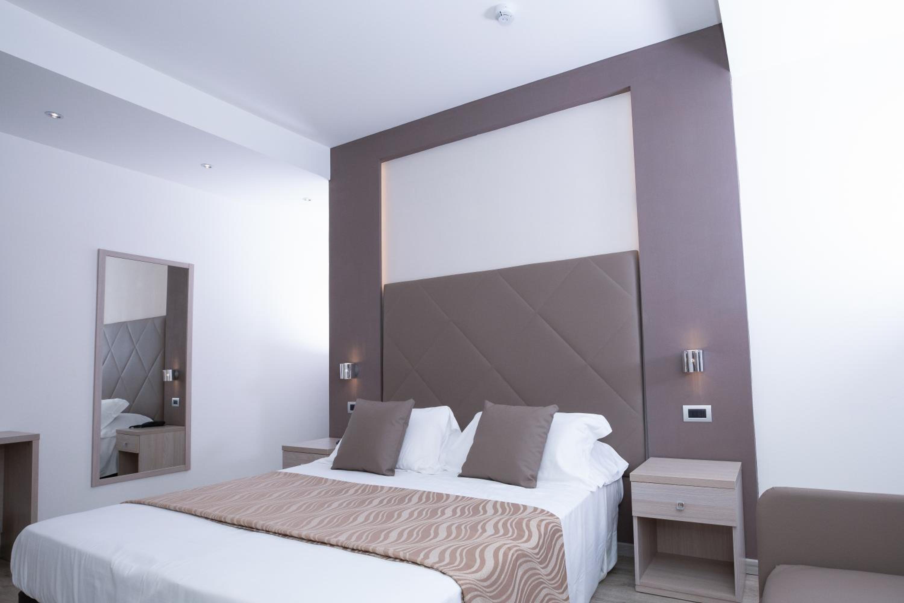 Basic Double or Twin Room - Photo 4