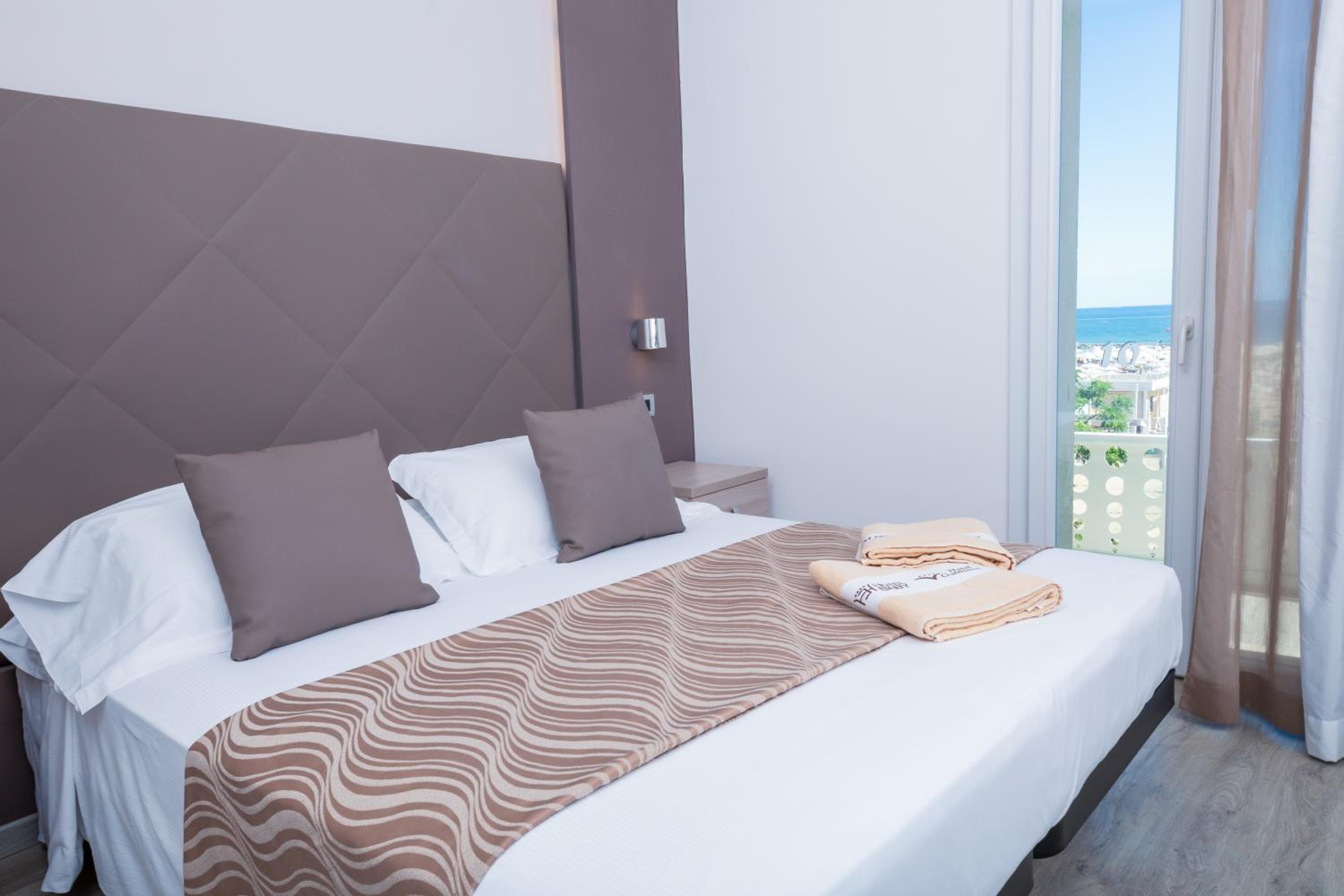 Deluxe Double Room with Balcony and Sea View - Photo 5