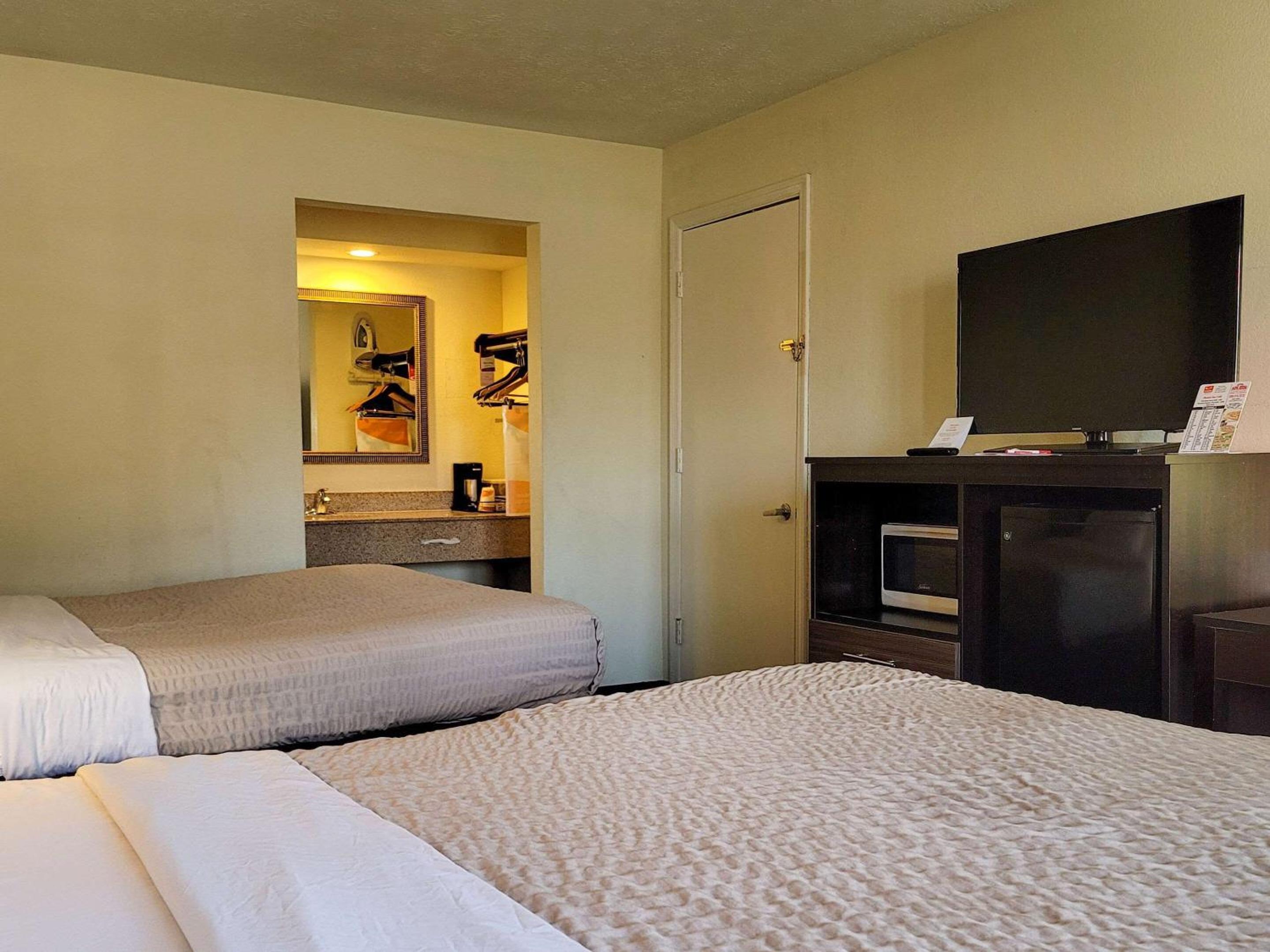 Queen Room with Two Queen Beds - Non-Smoking - Photo 3