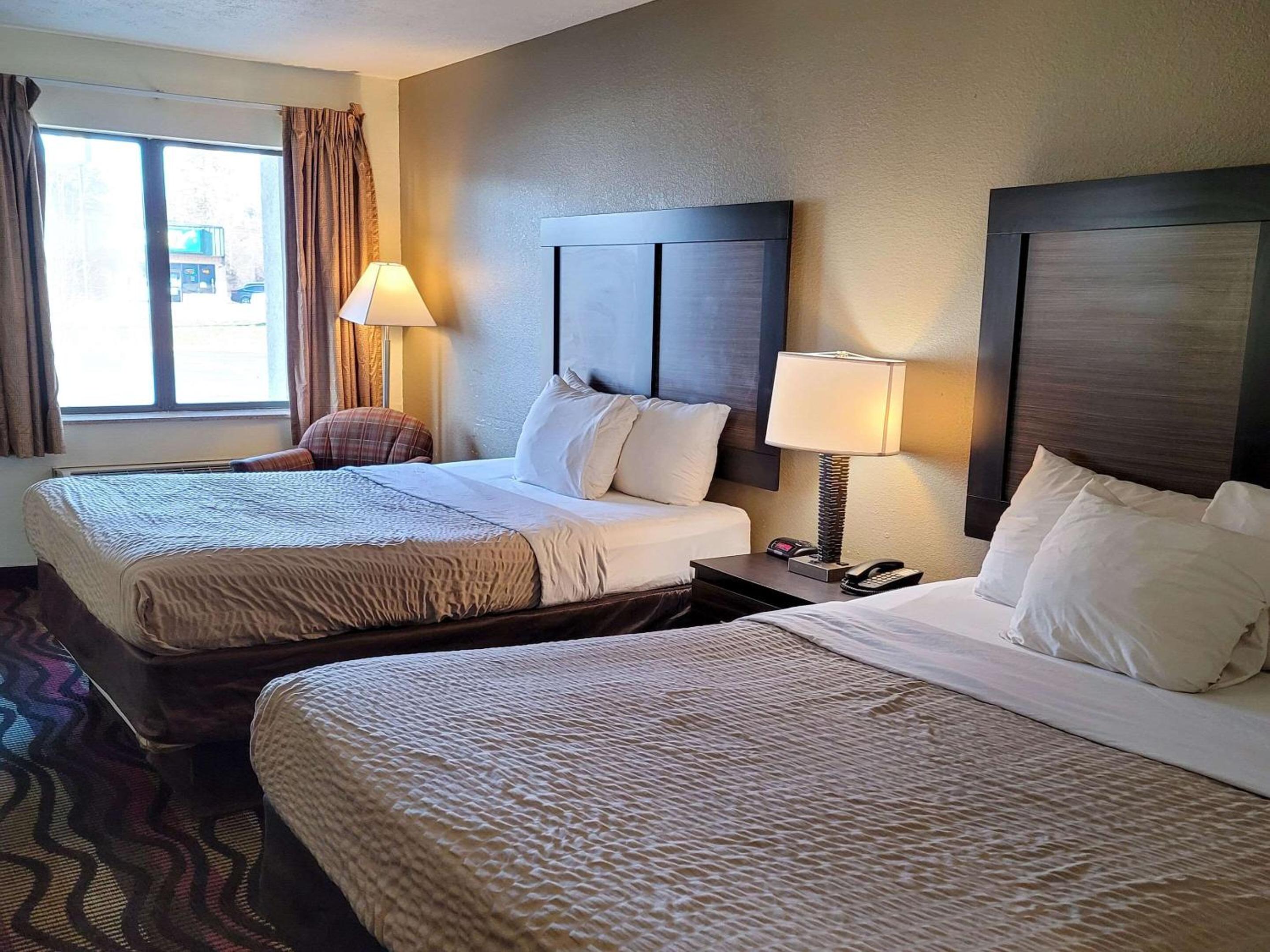 Queen Room with Two Queen Beds - Non-Smoking - Photo 4