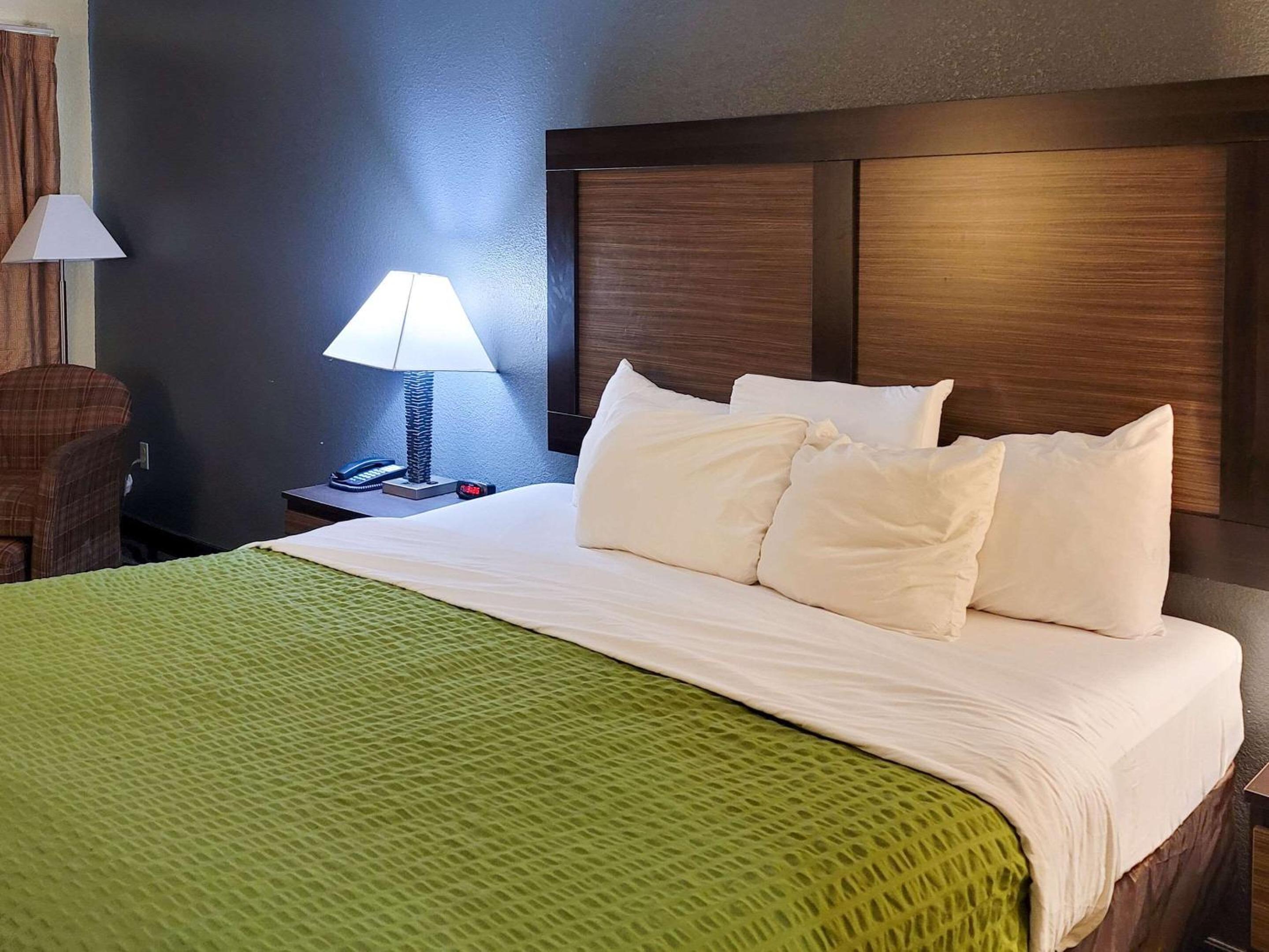 King Room - Non-Smoking - Photo 2