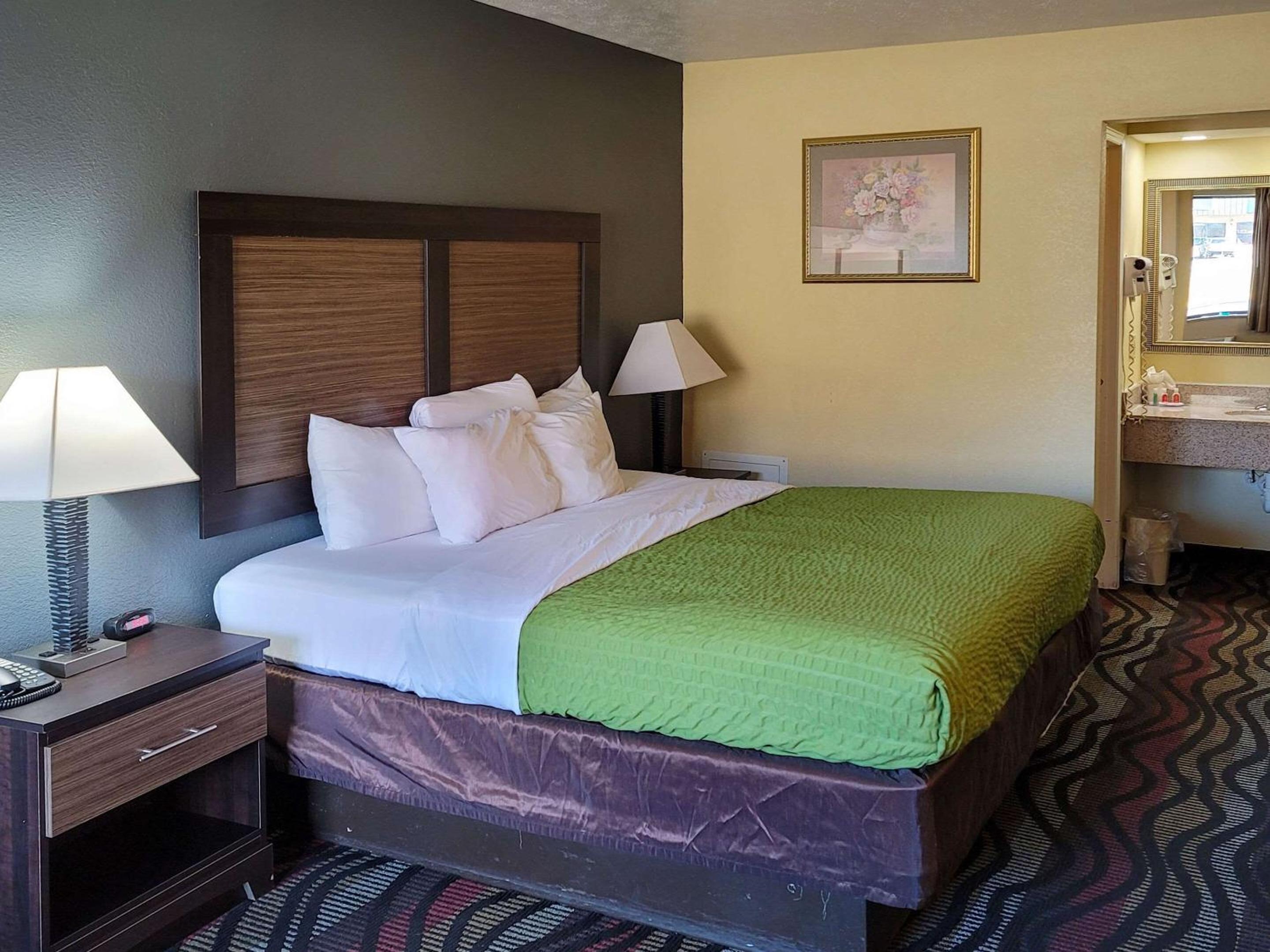 King Room - Non-Smoking - Photo 3