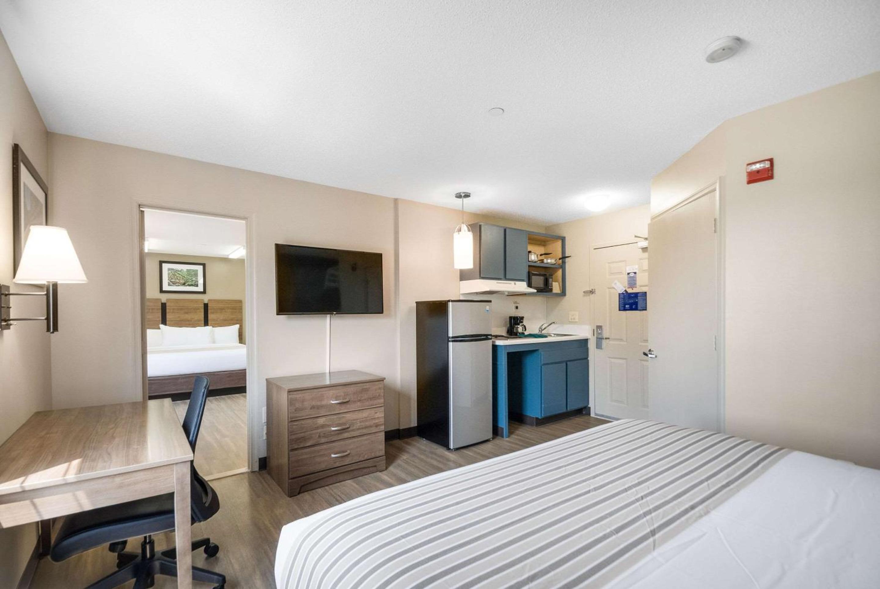 Efficiency King Room with Two King Beds - Non-Smoking photo 2