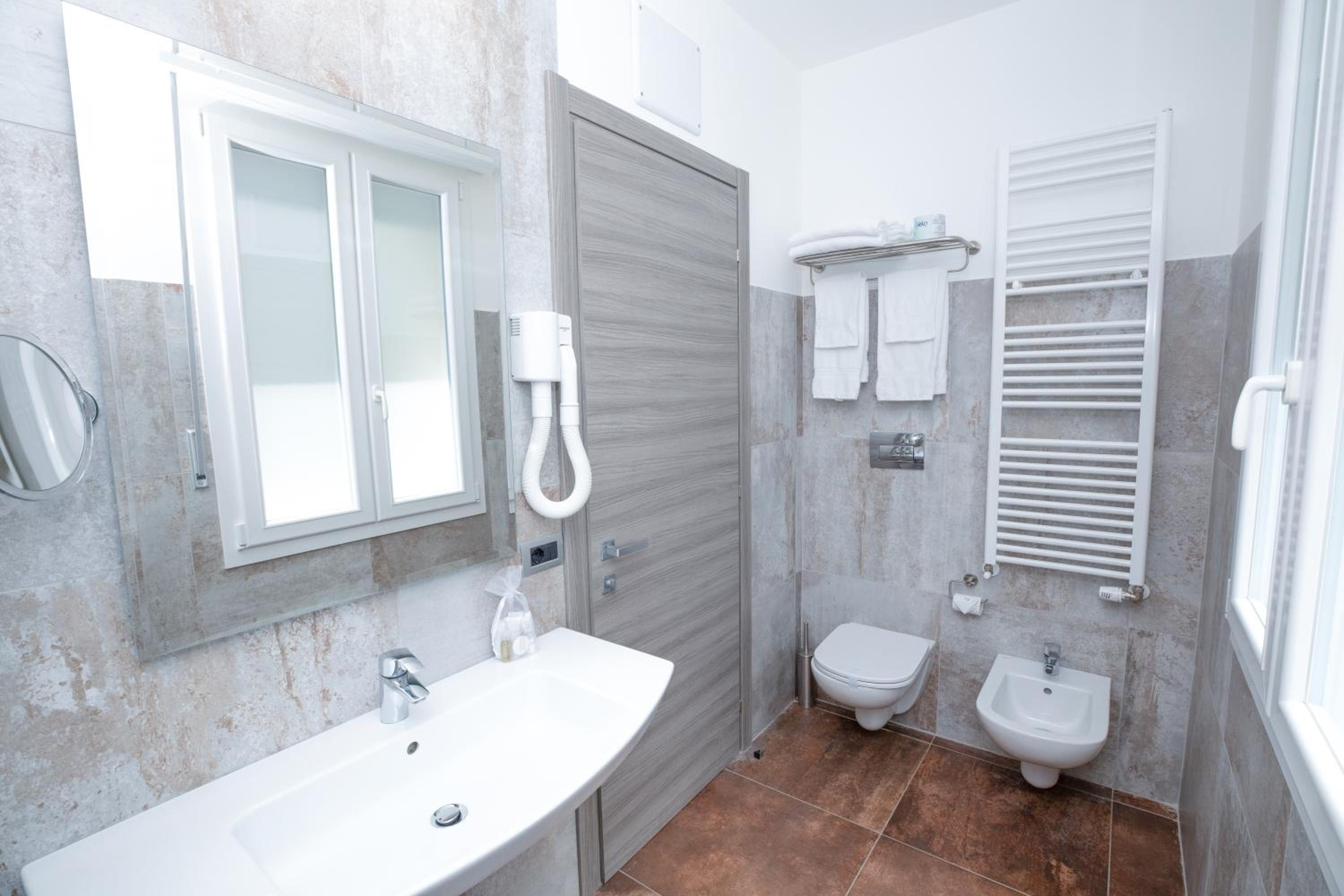 Basic Double or Twin Room - Photo 2