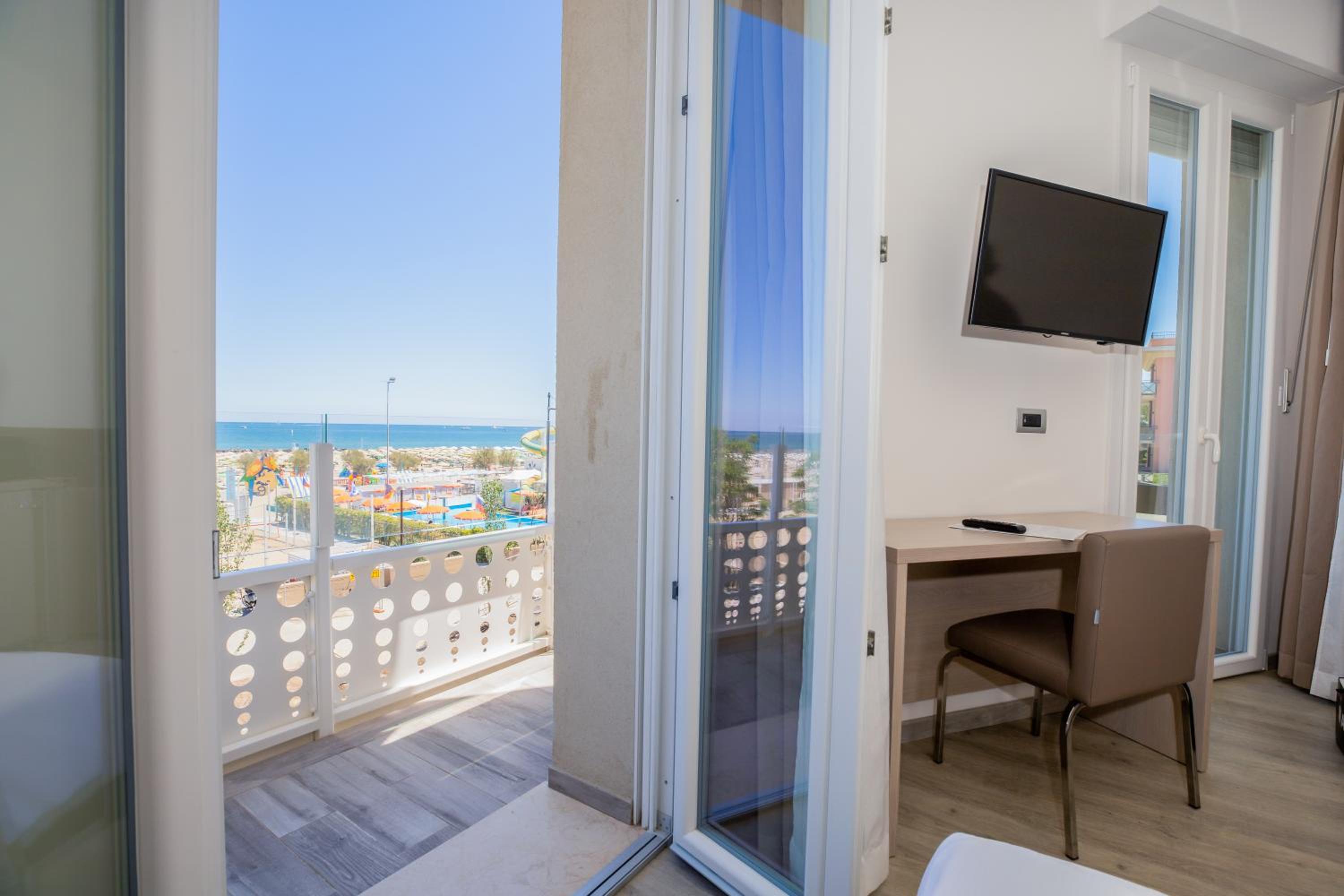 Deluxe Double Room with Balcony and Sea View - Photo 3