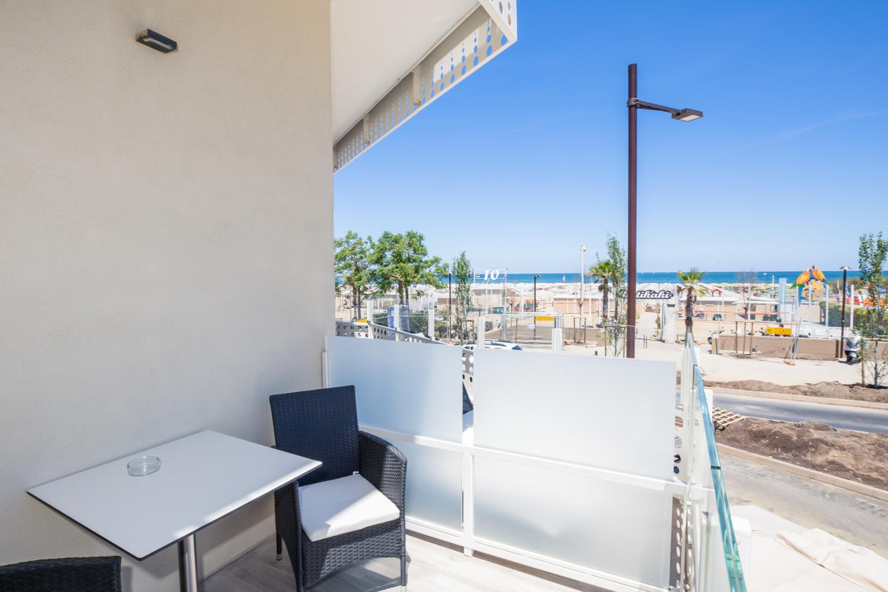 Superior Triple Room with Partial Sea View - Photo 7