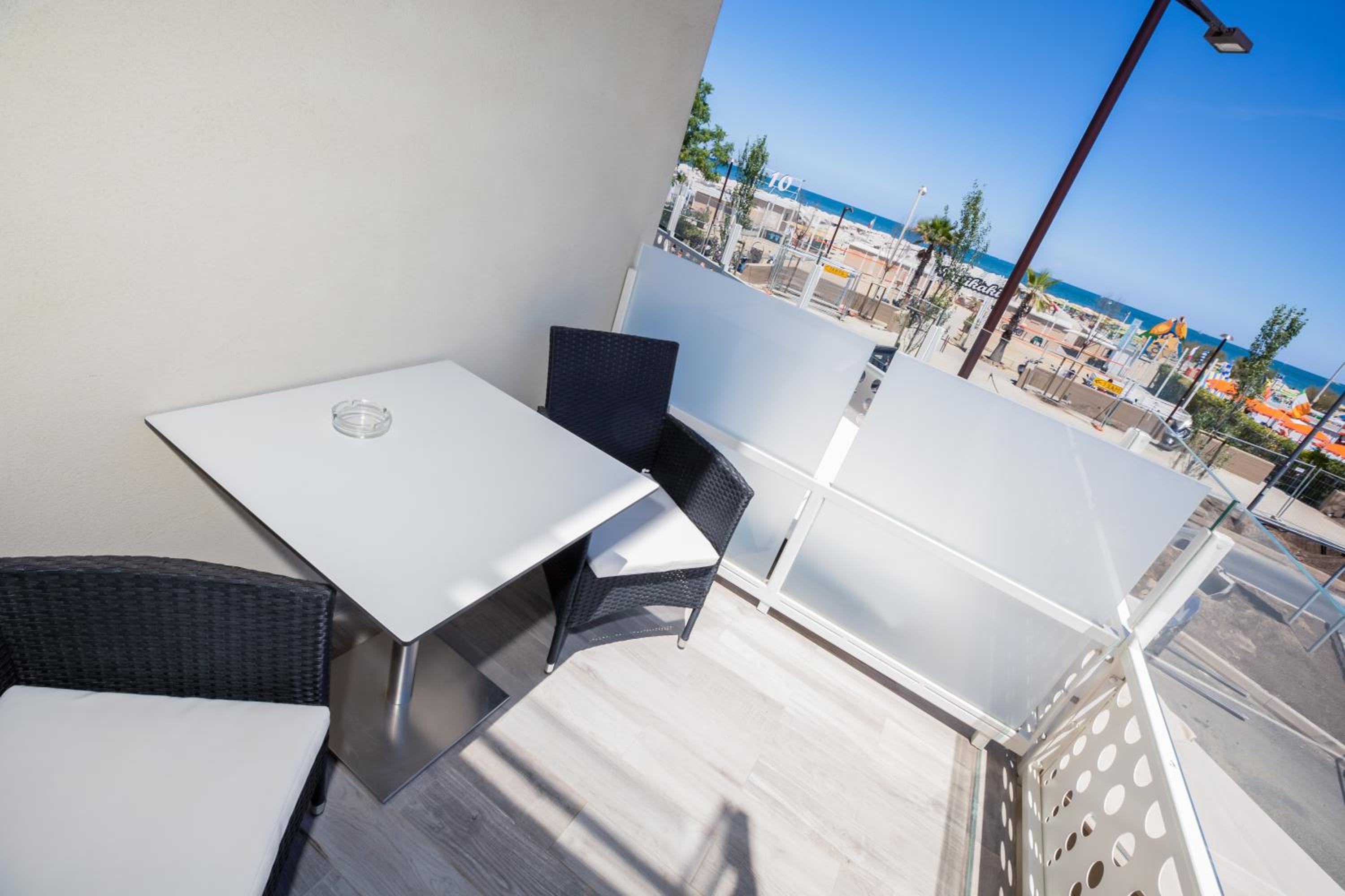 Superior Triple Room with Partial Sea View - Photo 4