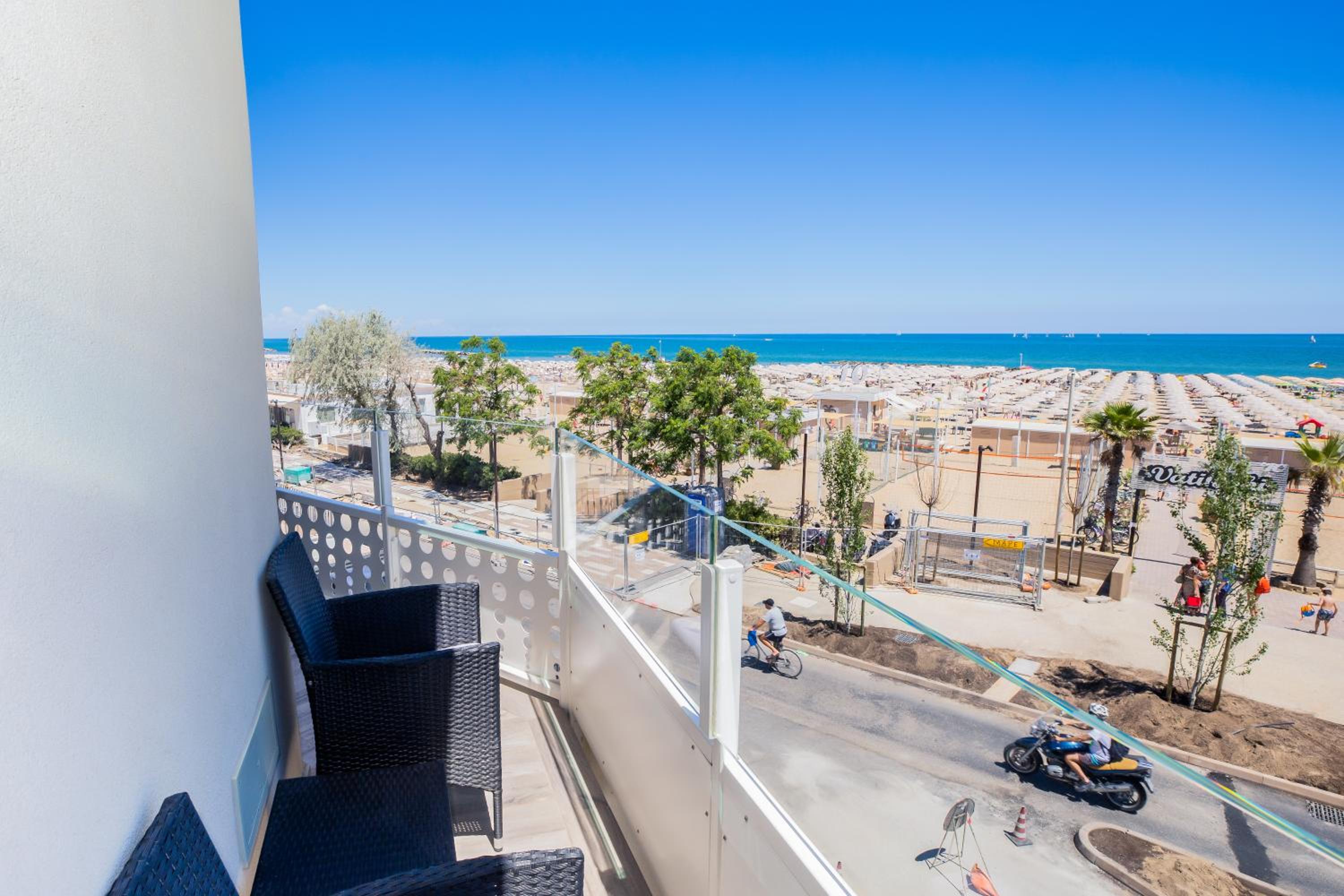 Deluxe Triple Room with Sea View - Photo 6