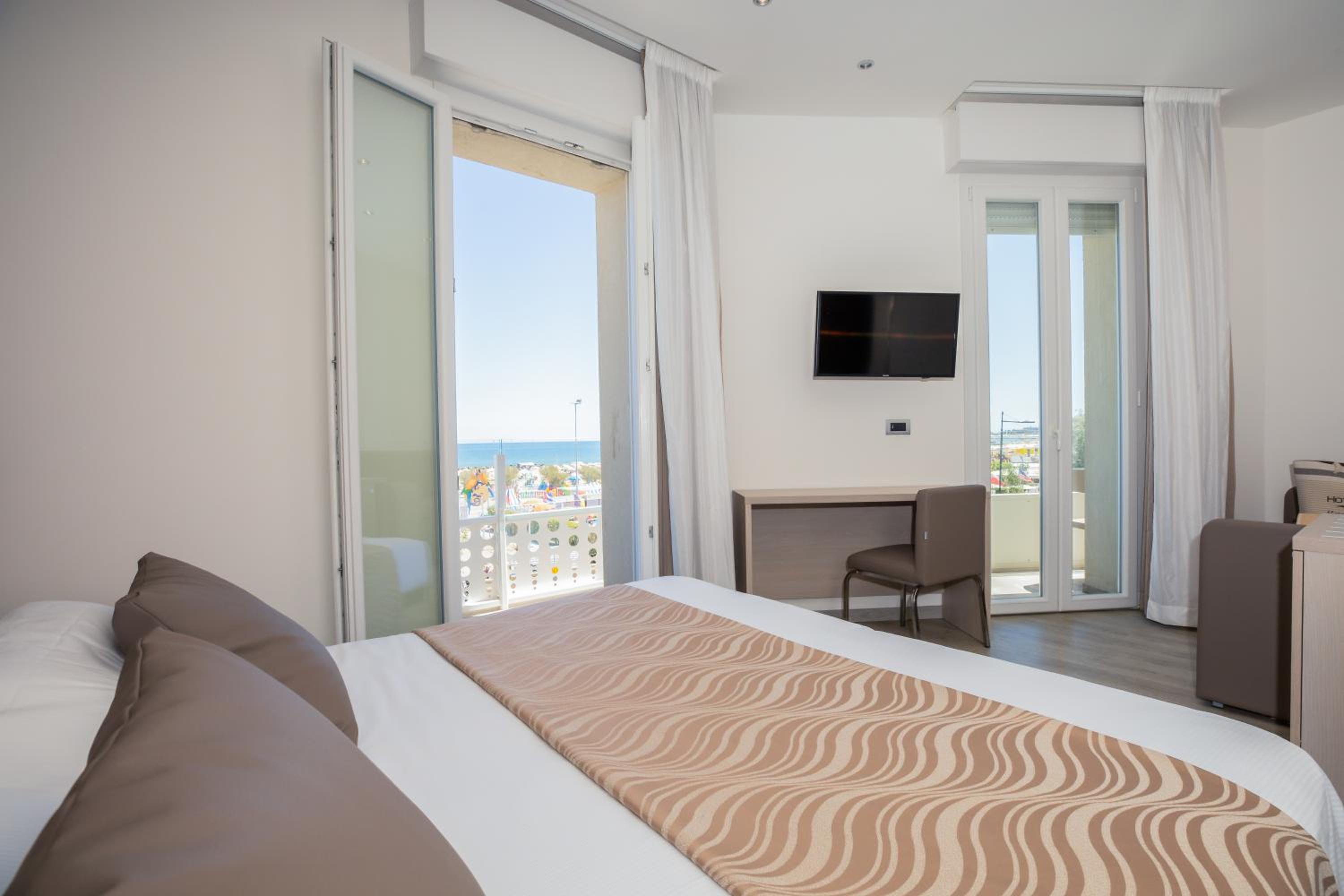 Deluxe Double Room with Balcony and Sea View - Photo 1