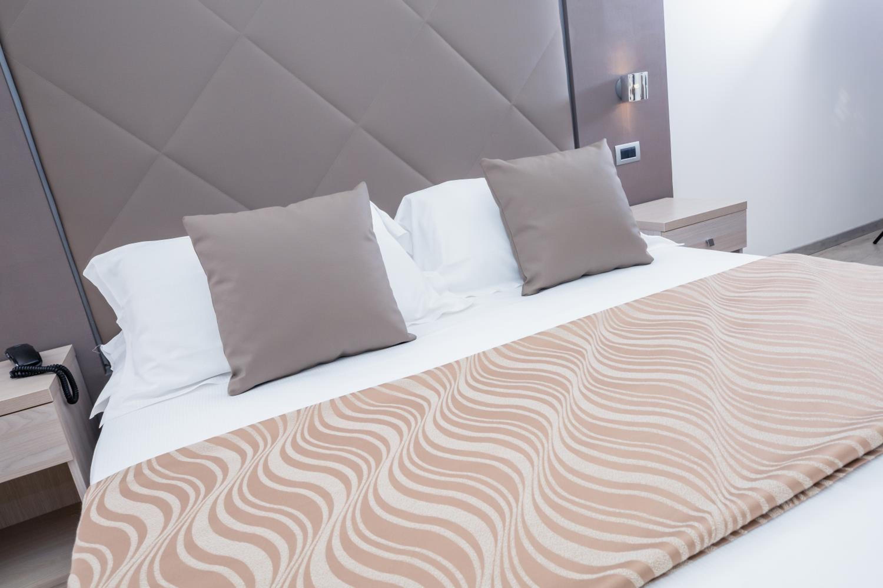 Basic Double or Twin Room - Photo 5