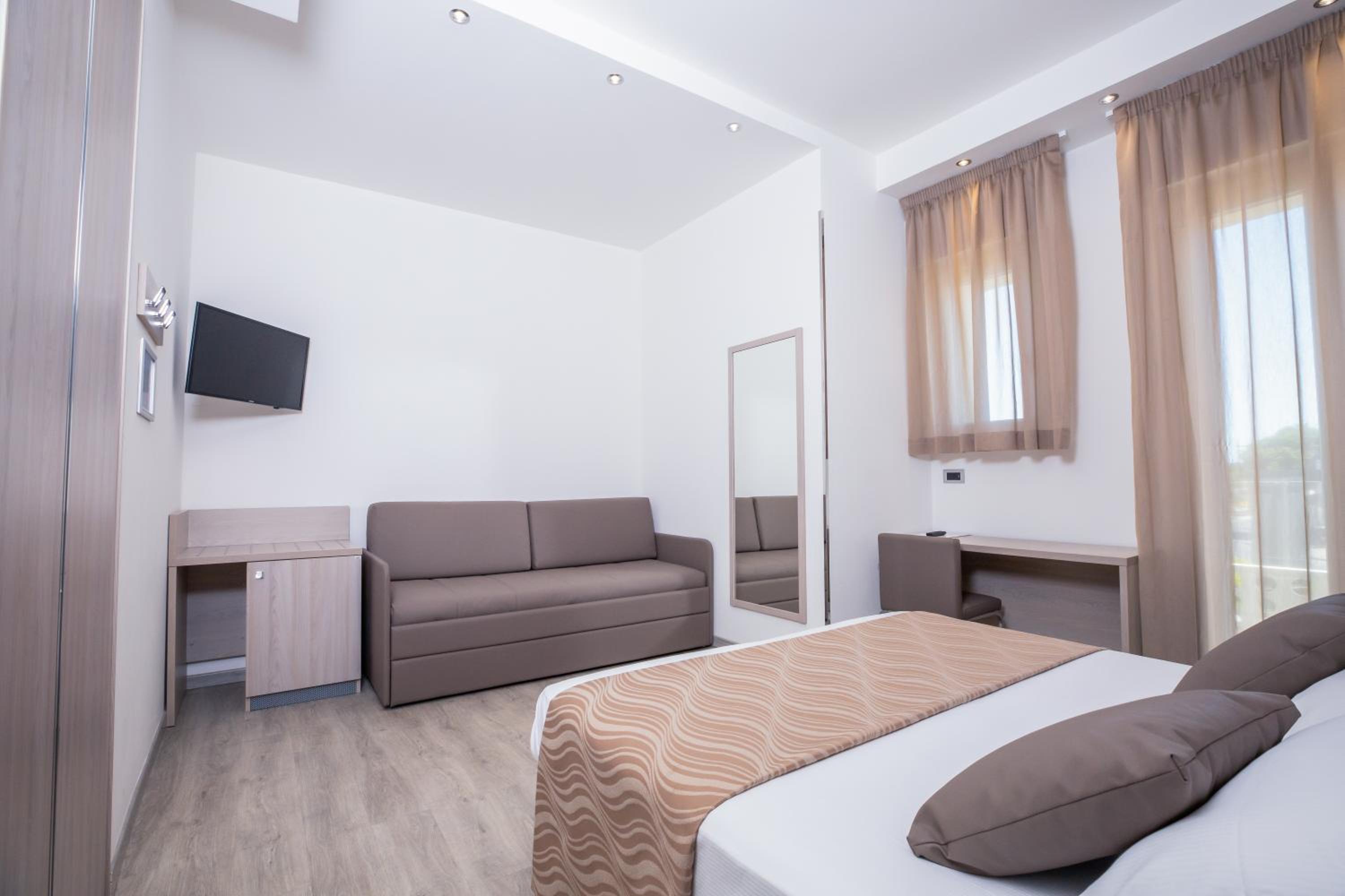 Superior Triple Room with Partial Sea View - Photo 5
