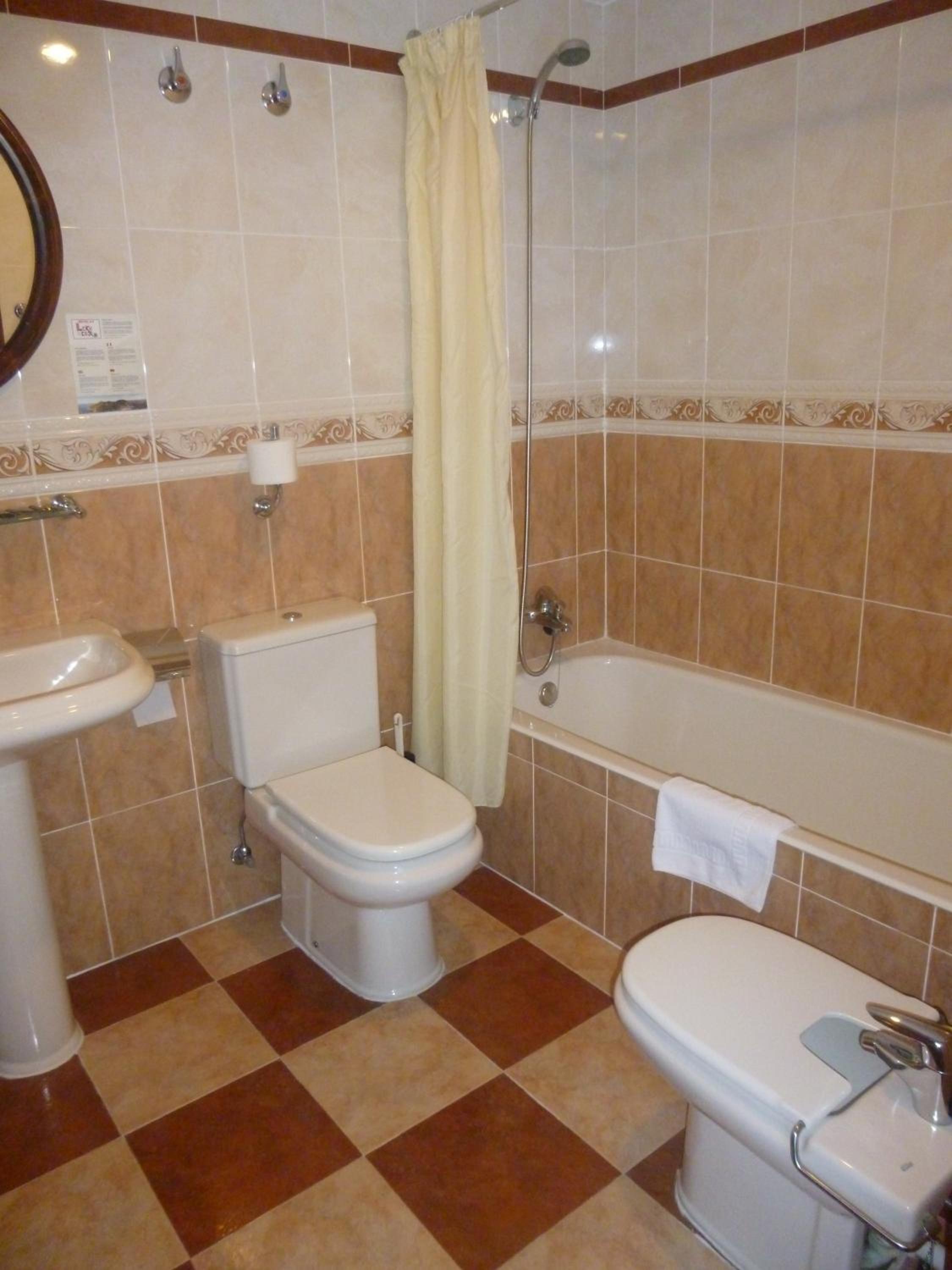 Double or Twin Room - Photo 6