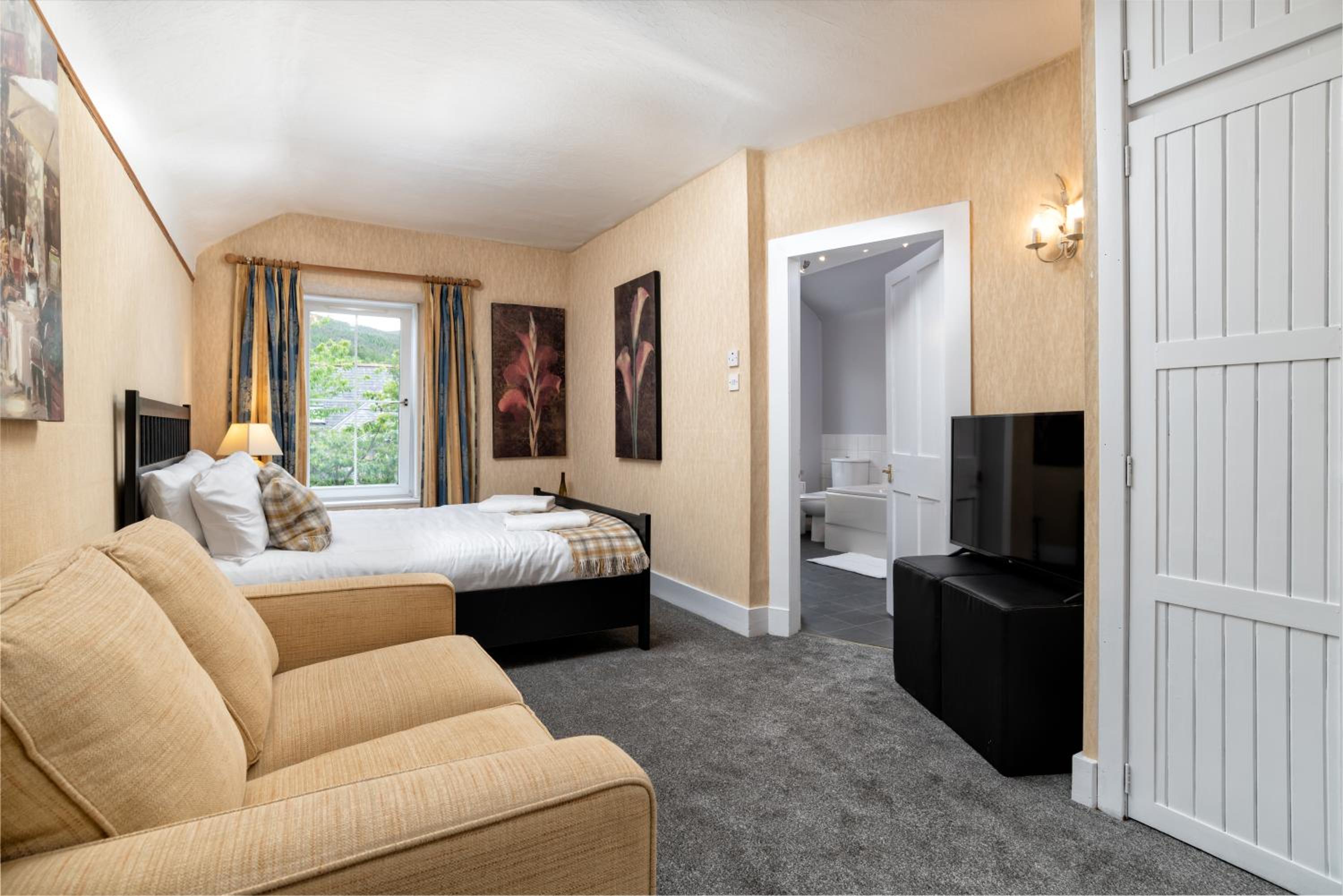 Family Room with Garden View - Photo 6