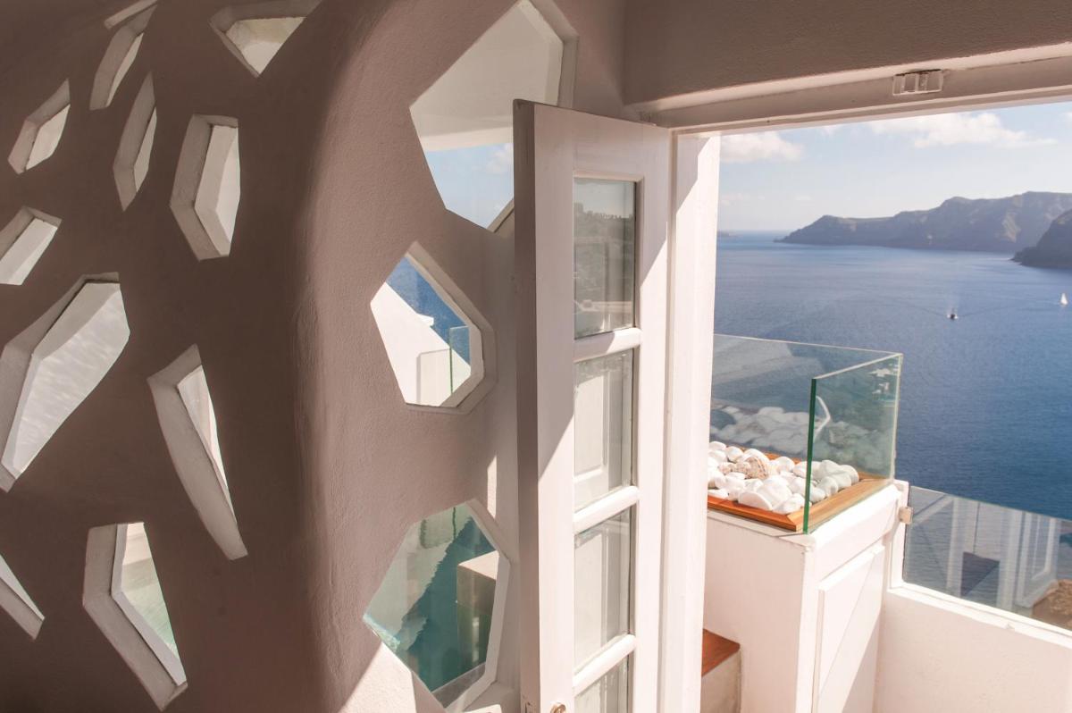 Deluxe Suite with Outdoor Hot tub and Caldera View photo 3