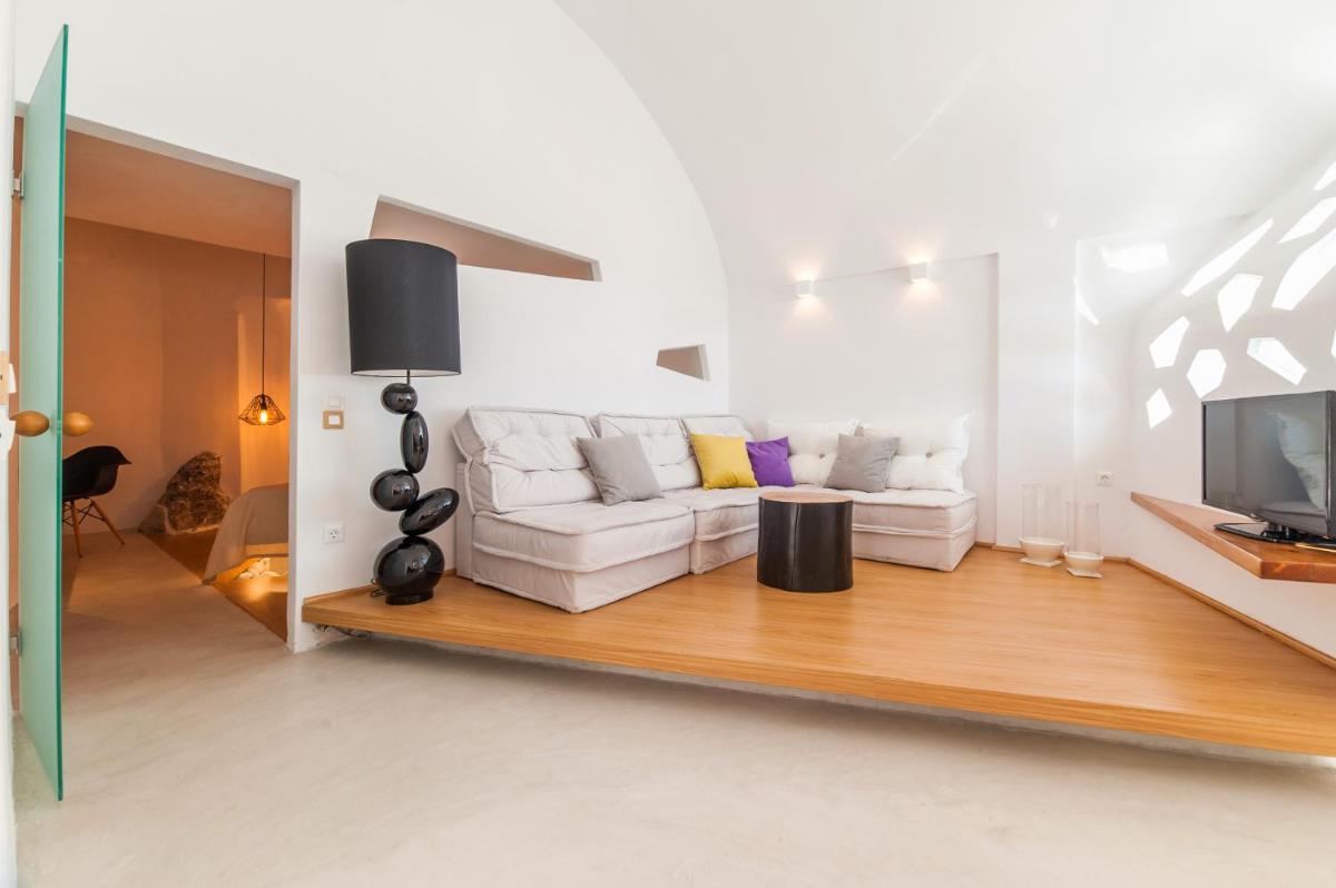 Deluxe Suite with Outdoor Hot tub and Caldera View photo 2